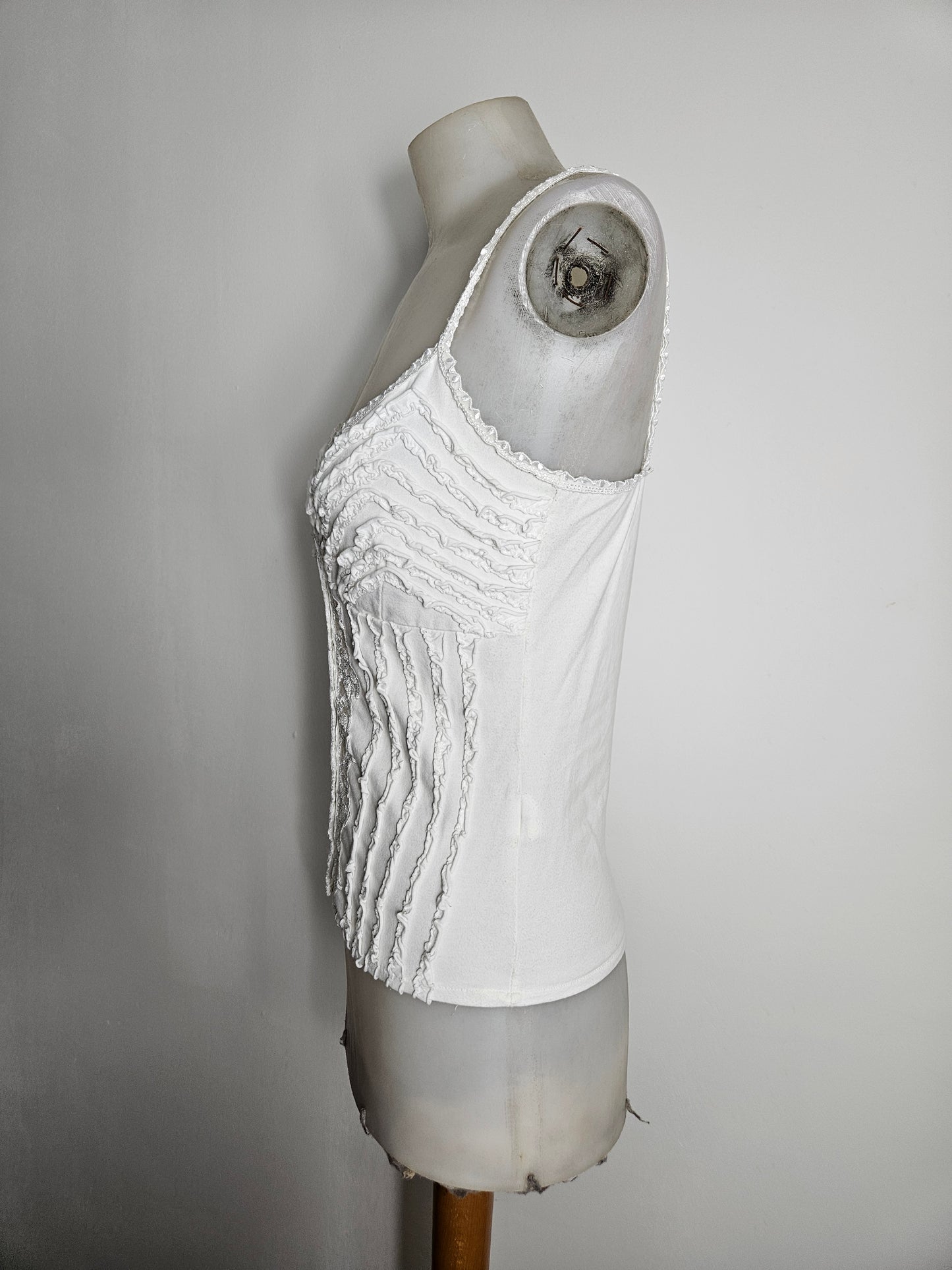 Haut blanc détails volants et boutonnage