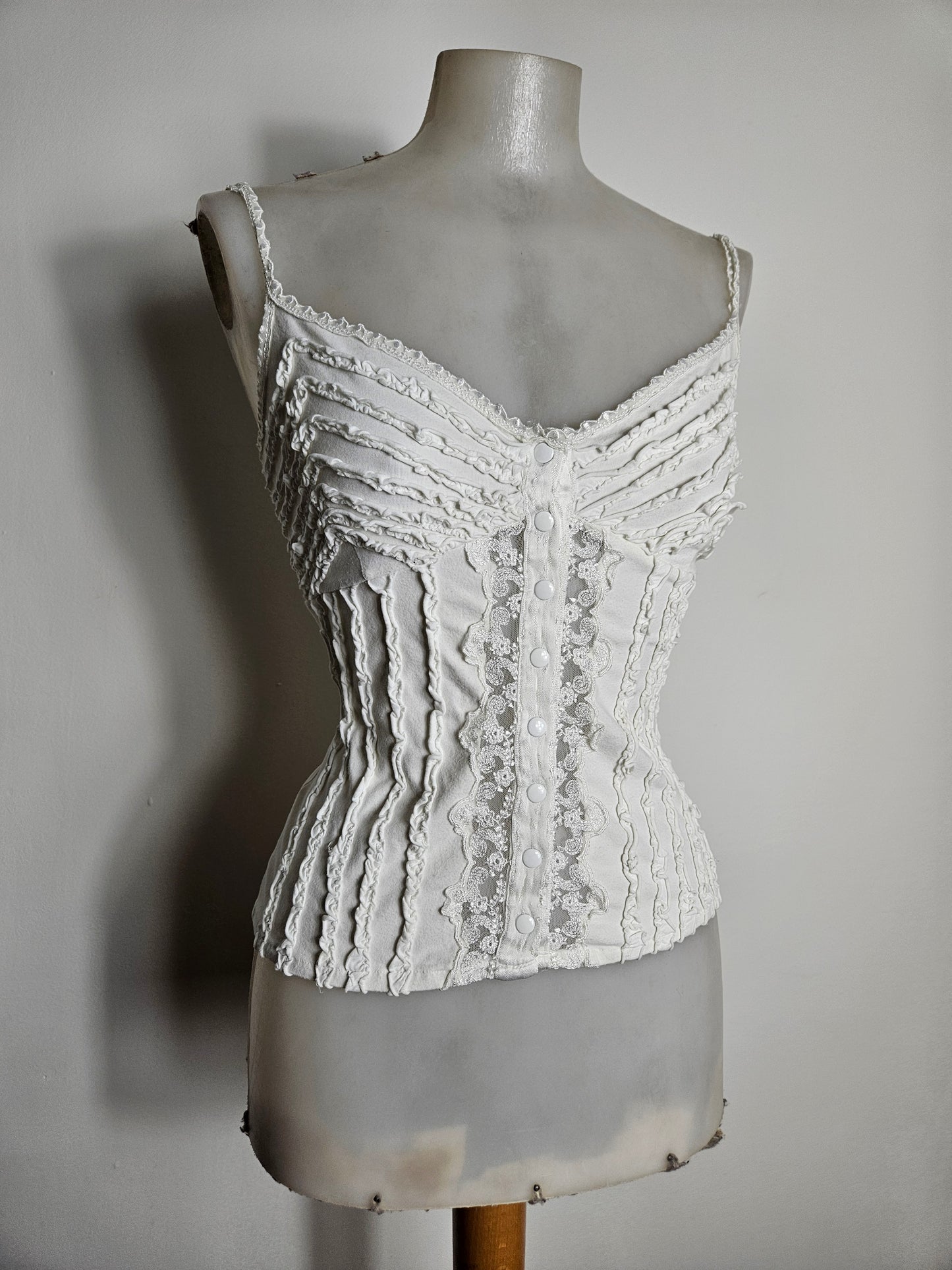 Haut blanc détails volants et boutonnage