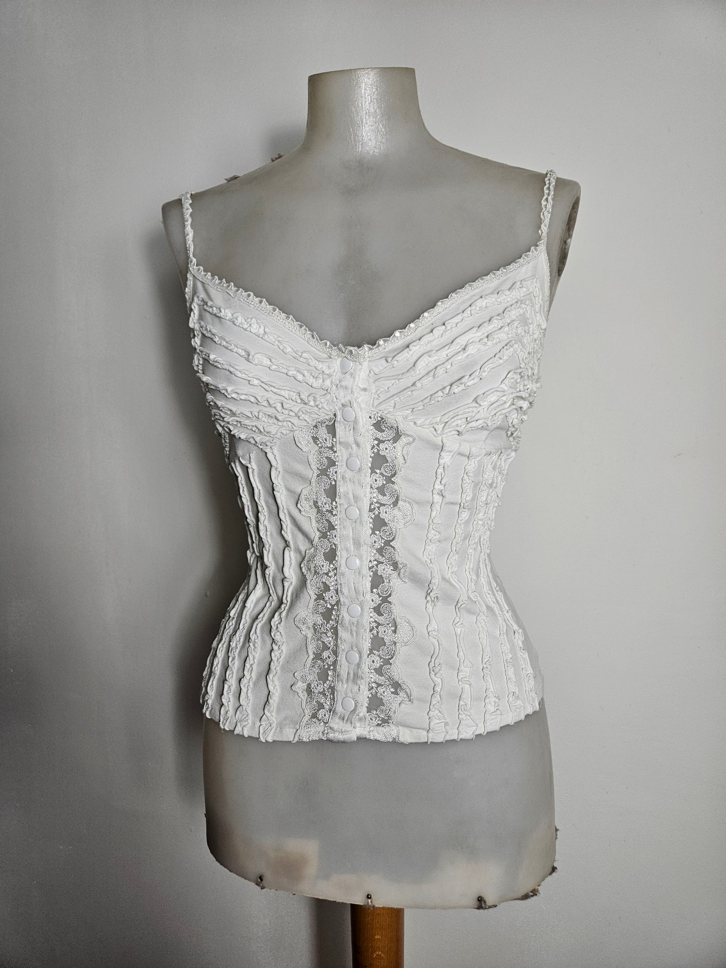 Haut blanc détails volants et boutonnage