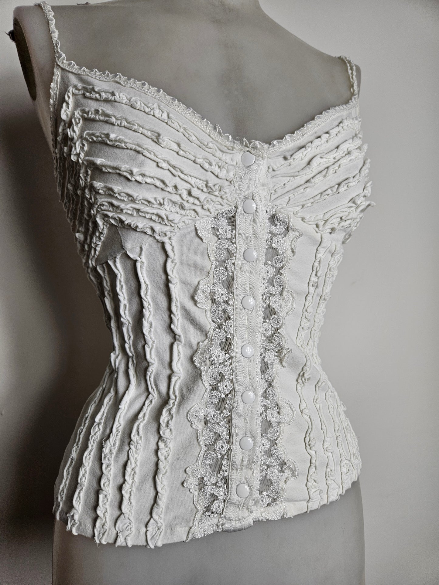 Haut blanc détails volants et boutonnage