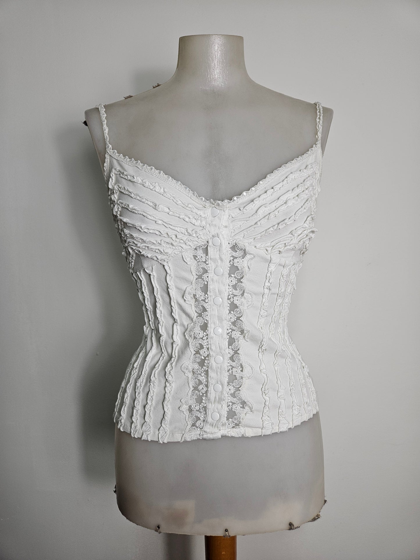 Haut blanc détails volants et boutonnage