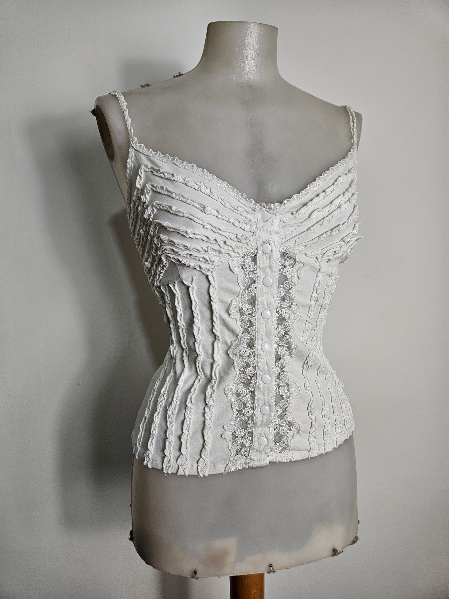 Haut blanc détails volants et boutonnage