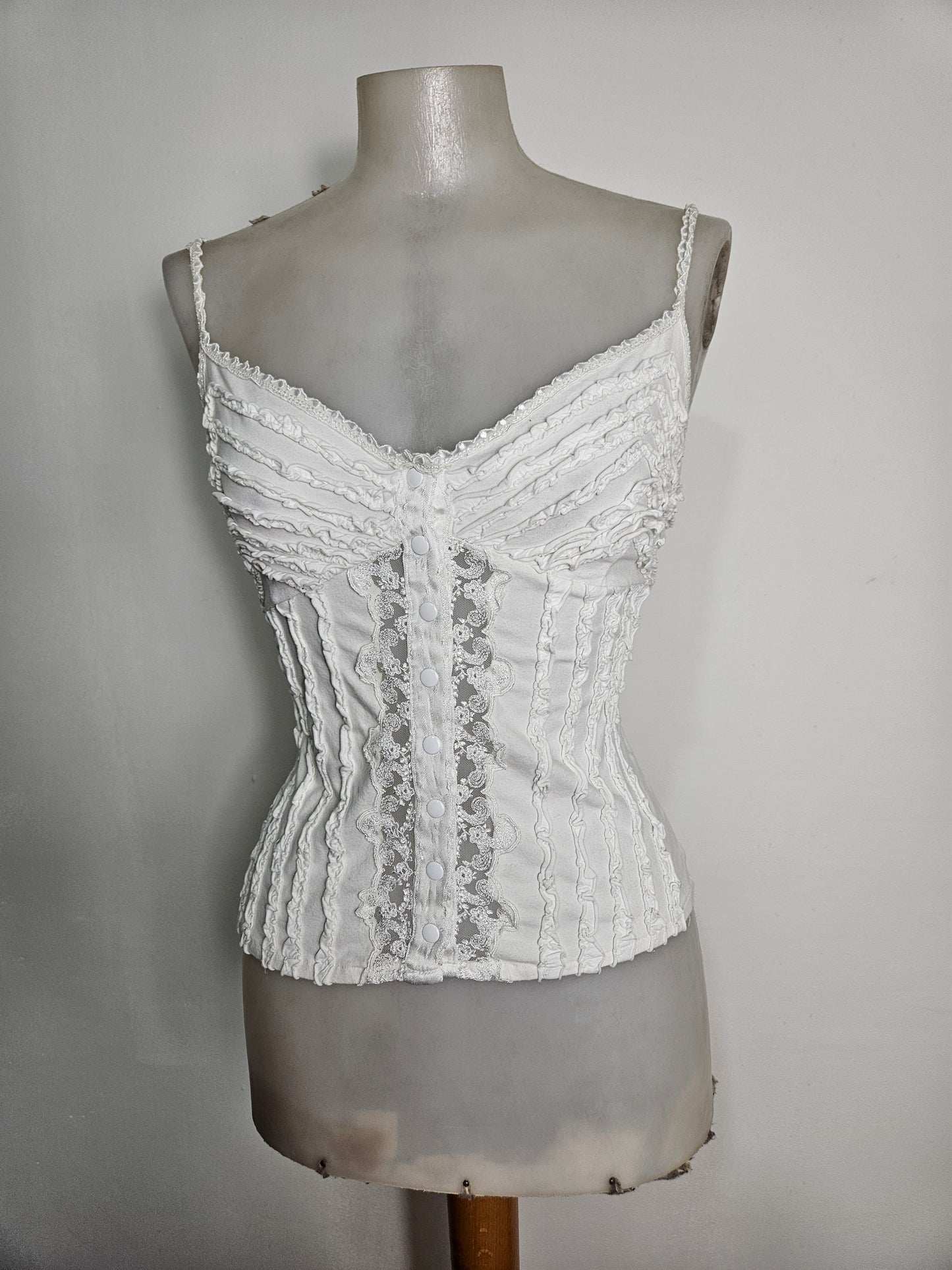 Haut blanc détails volants et boutonnage