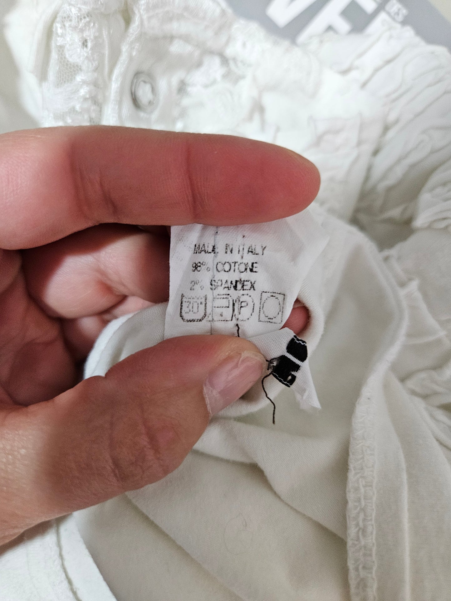 Haut blanc détails volants et boutonnage