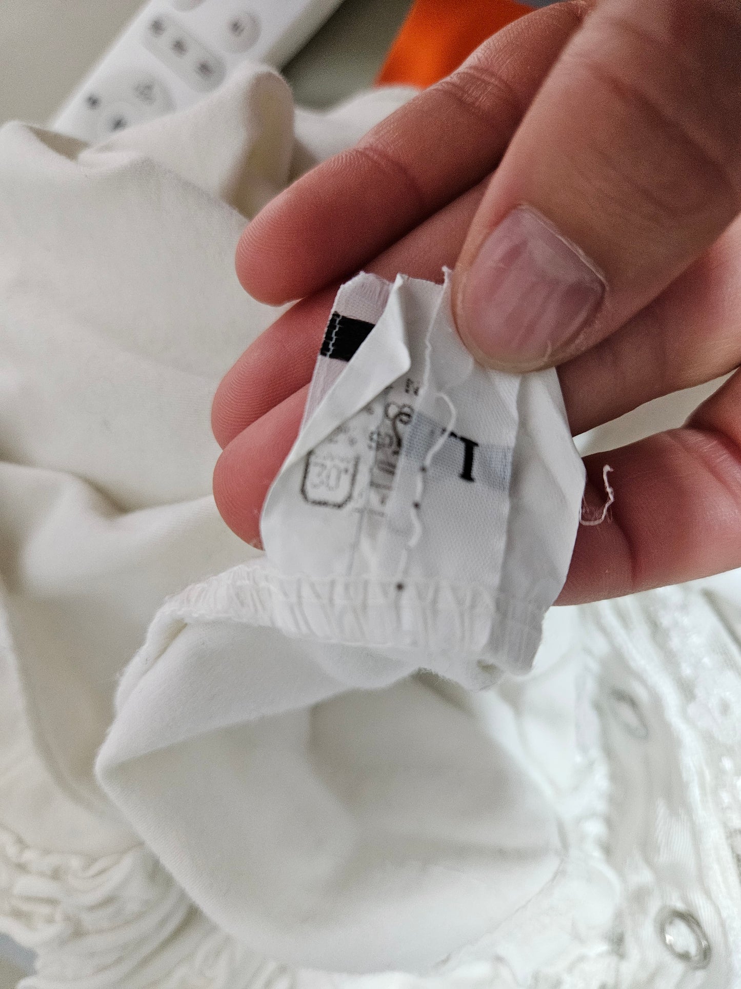 Haut blanc détails volants et boutonnage