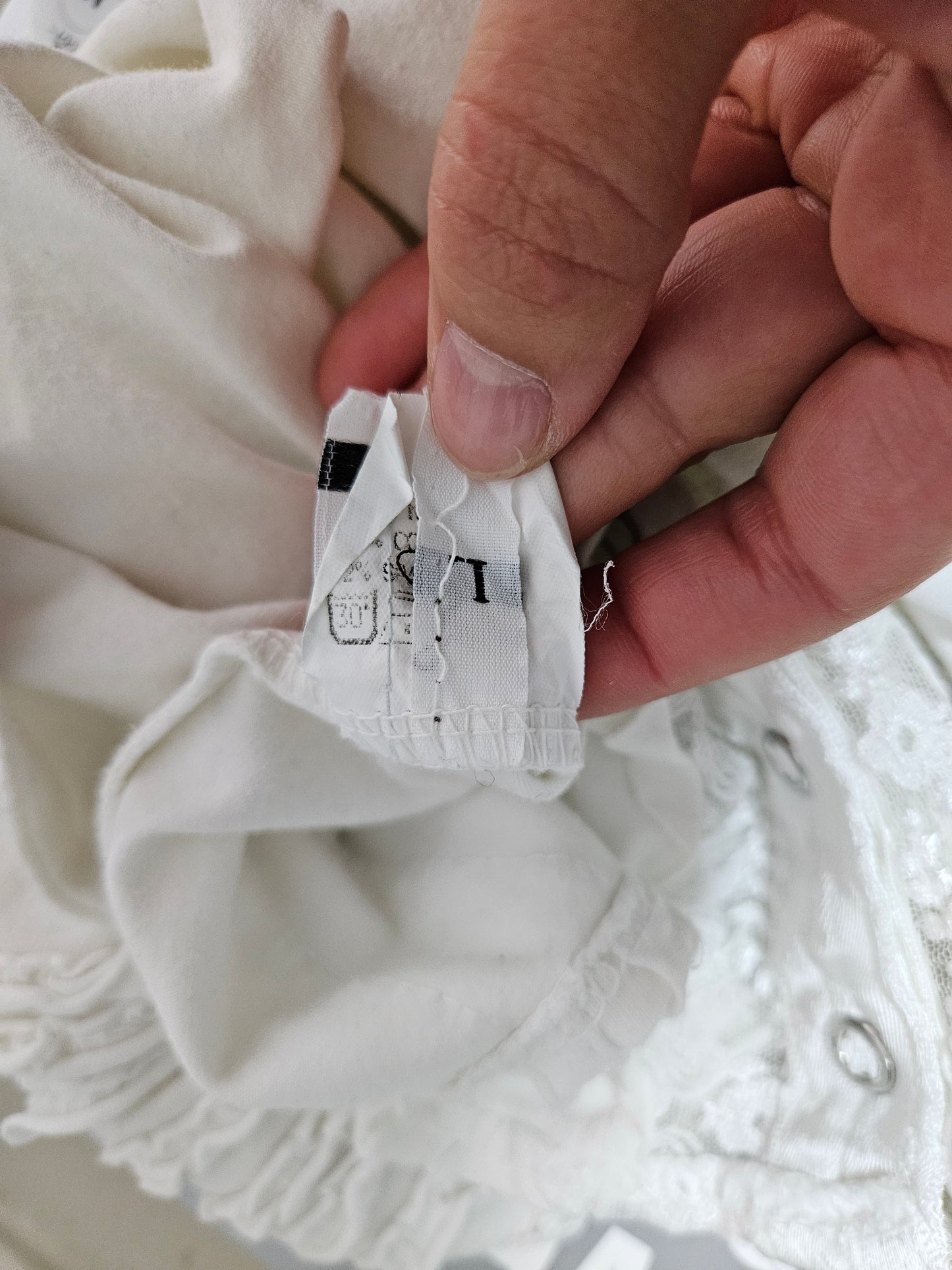 Haut blanc détails volants et boutonnage