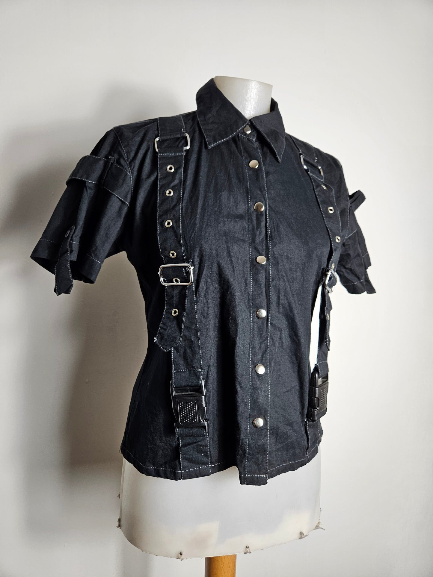 Chemise manches courtes détails sangles