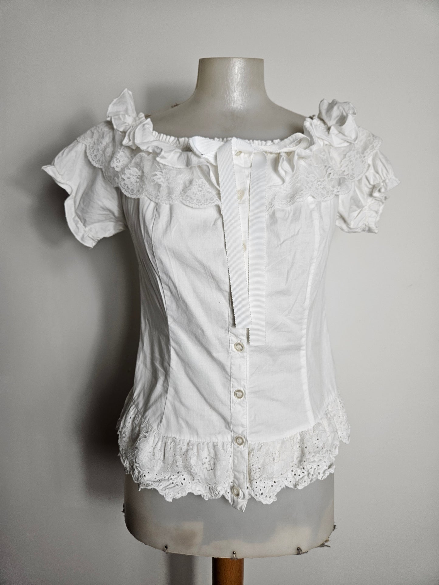 Haut romantique avec manches légèrement bouffantes