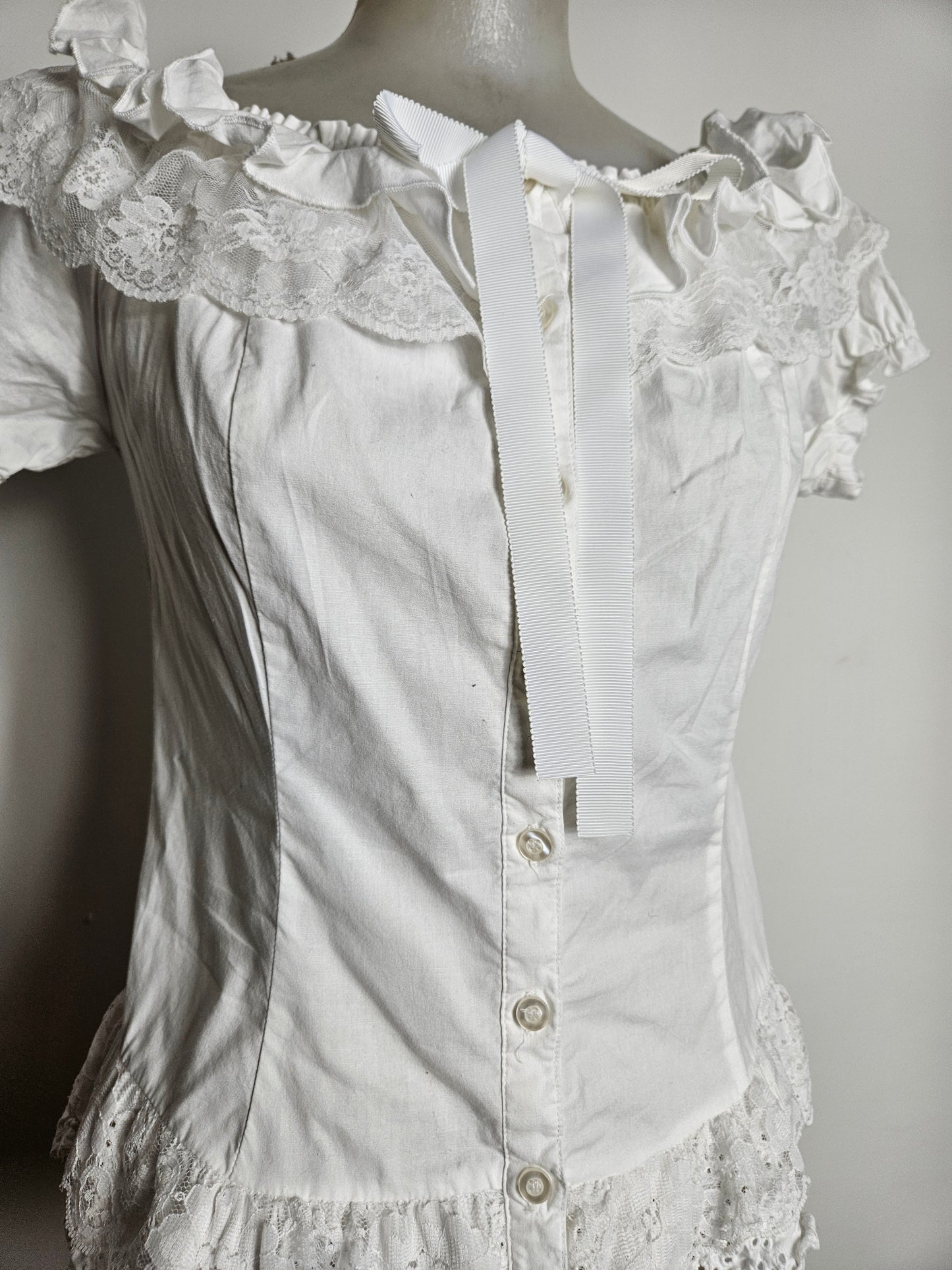 Haut romantique avec manches légèrement bouffantes