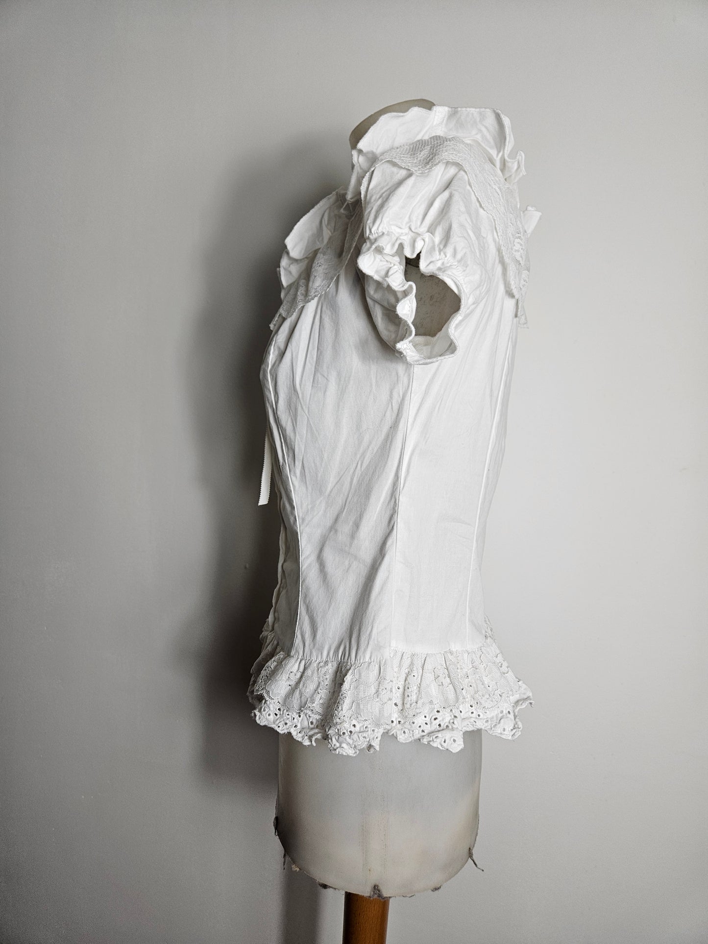 Haut romantique avec manches légèrement bouffantes