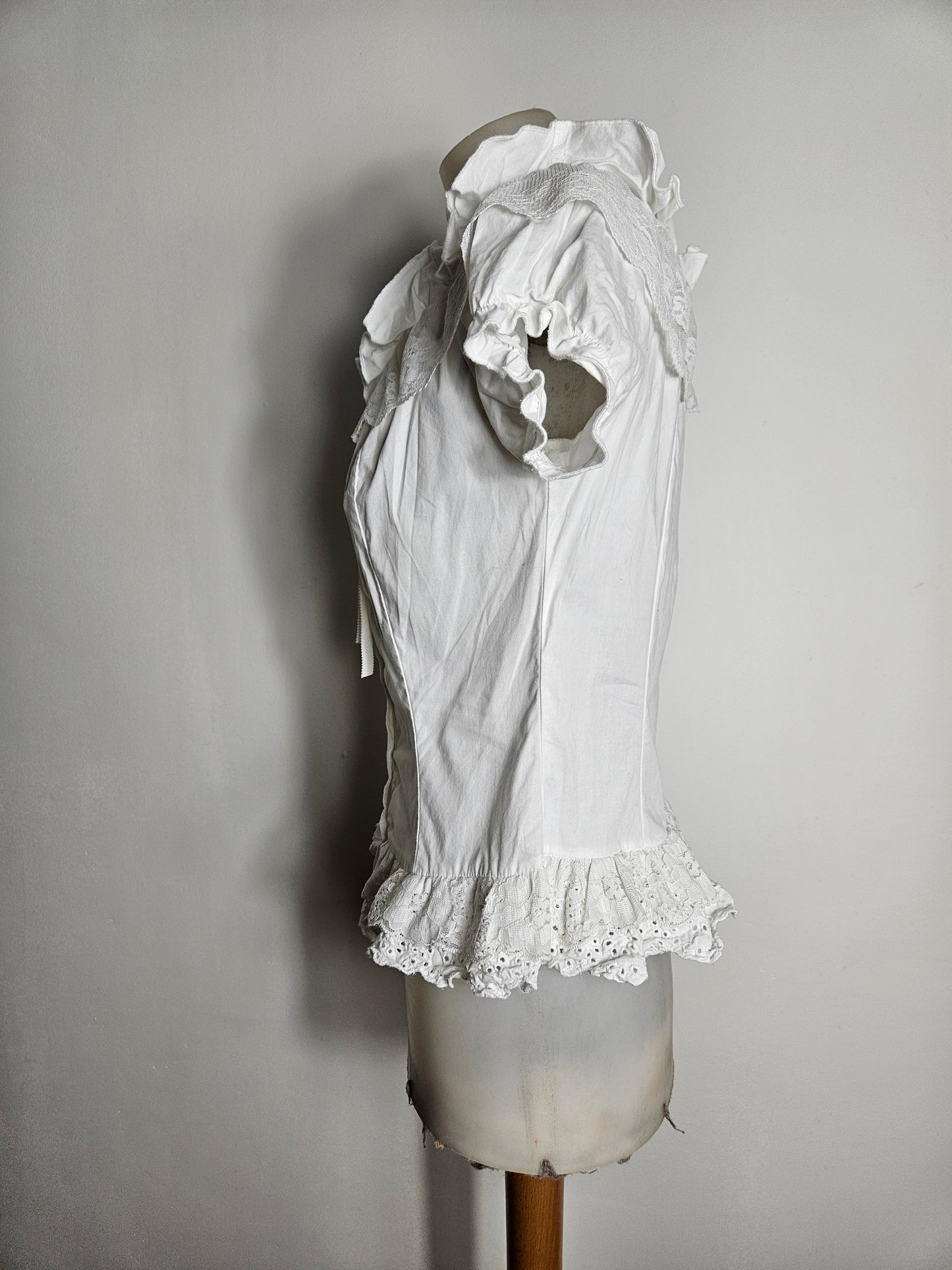 Haut romantique avec manches légèrement bouffantes