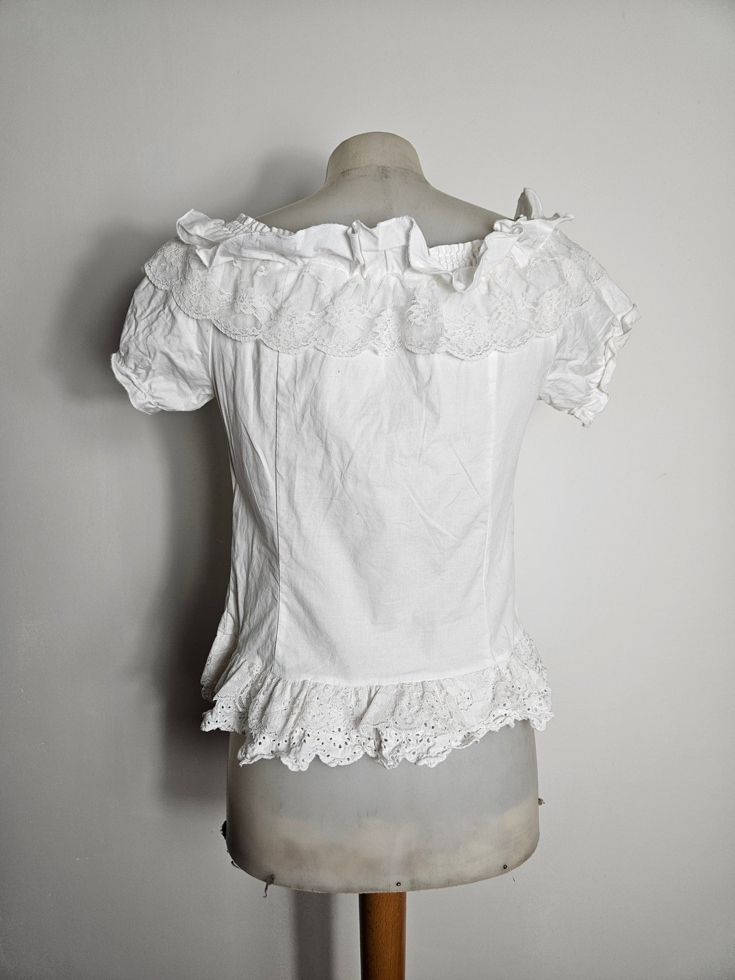 Haut romantique avec manches légèrement bouffantes