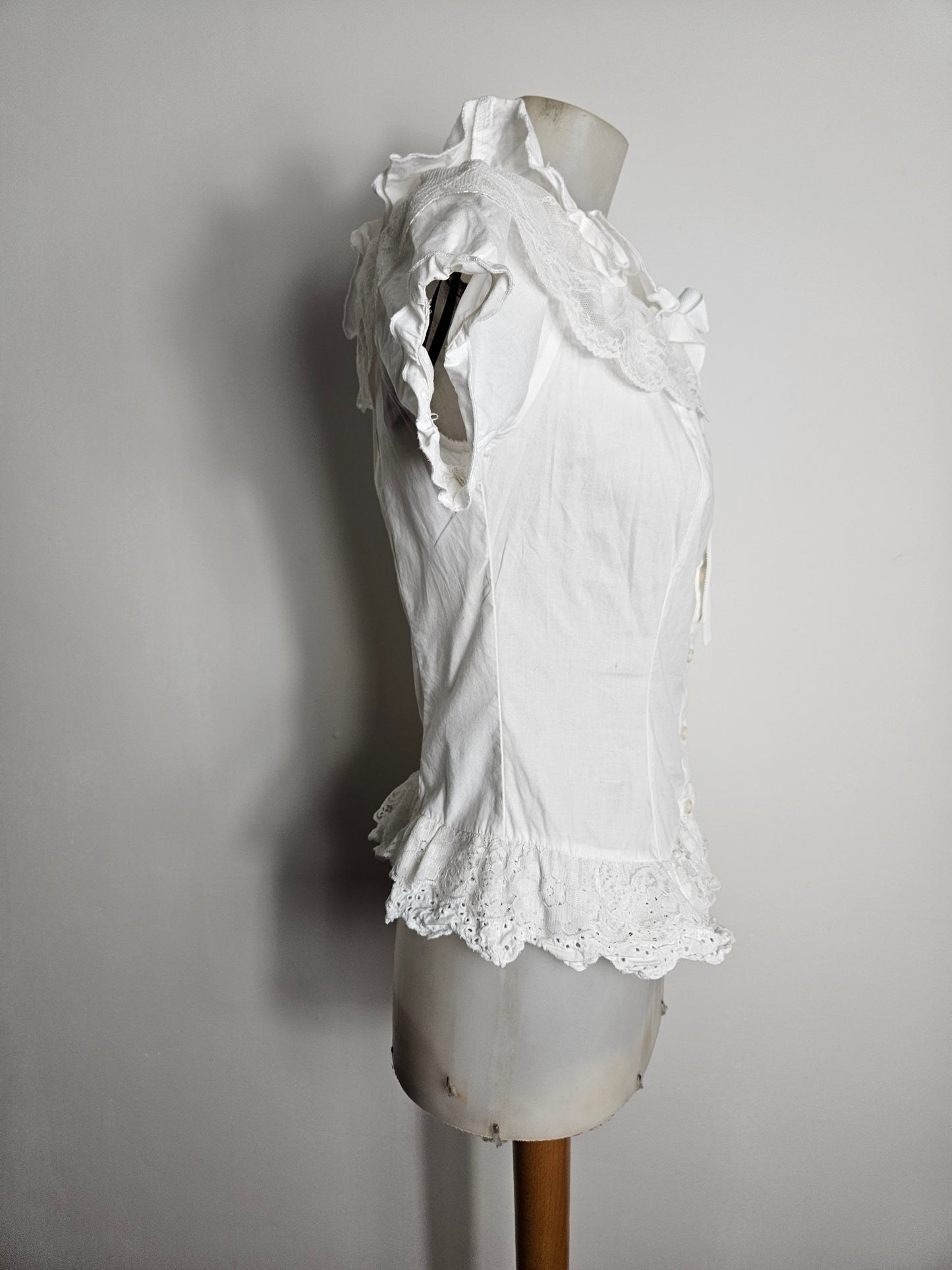 Haut romantique avec manches légèrement bouffantes