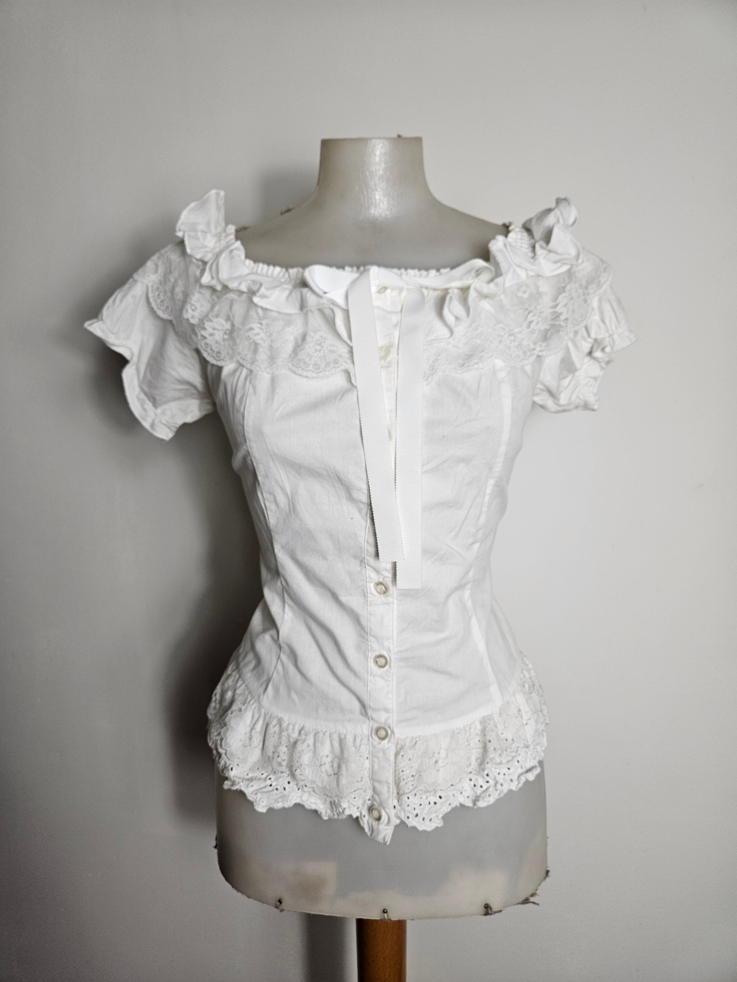 Haut romantique avec manches légèrement bouffantes