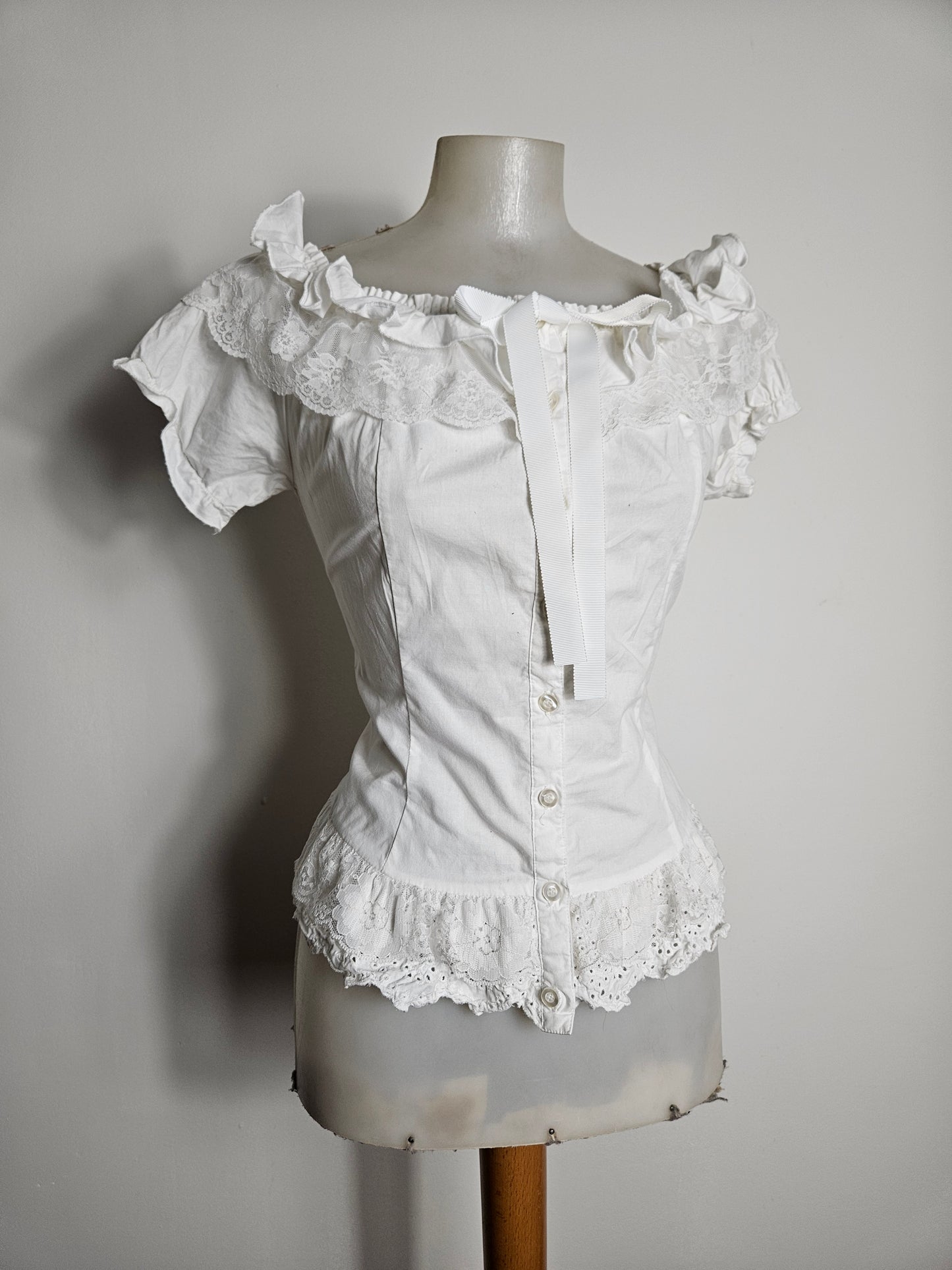 Haut romantique avec manches légèrement bouffantes