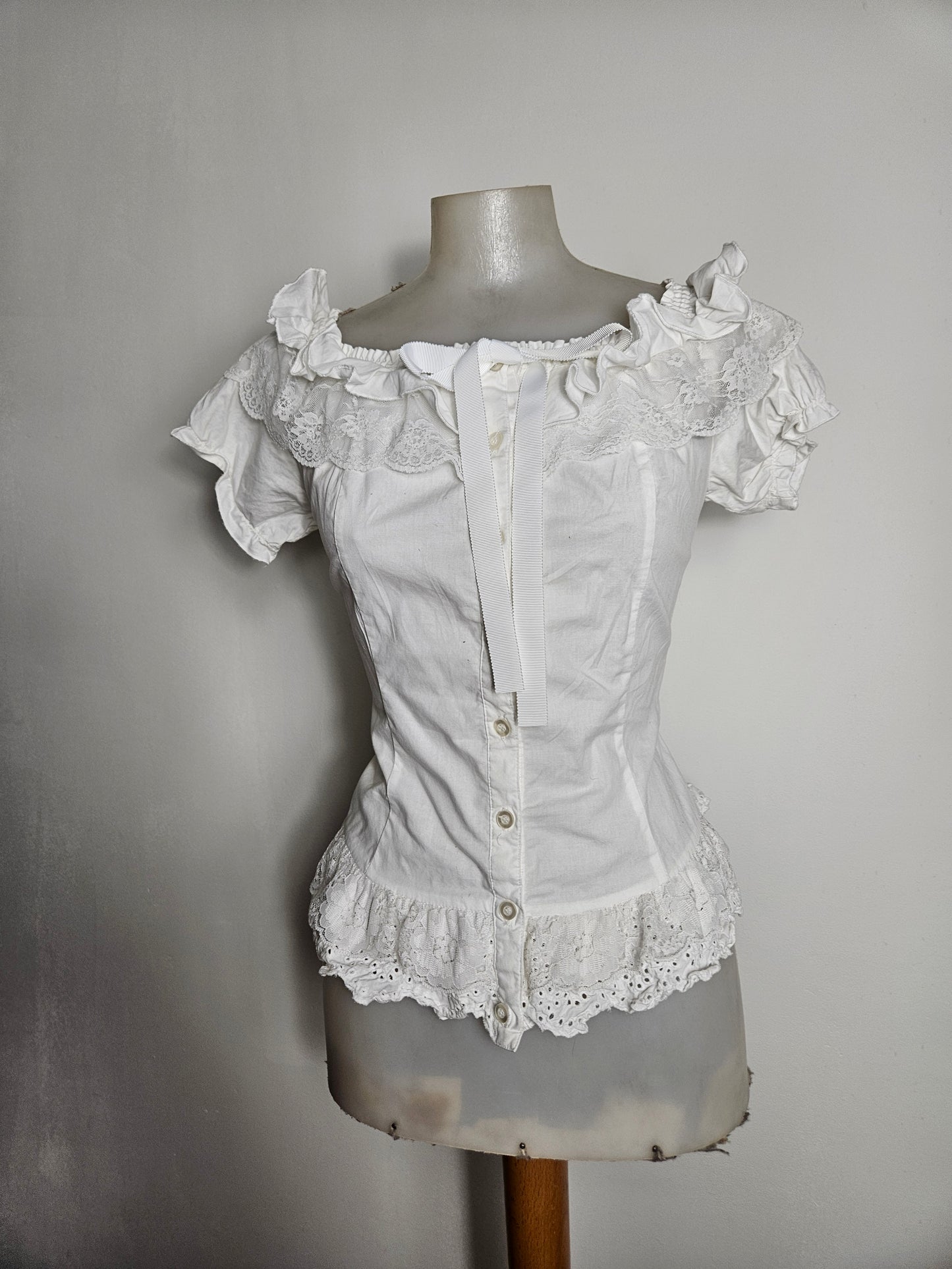 Haut romantique avec manches légèrement bouffantes