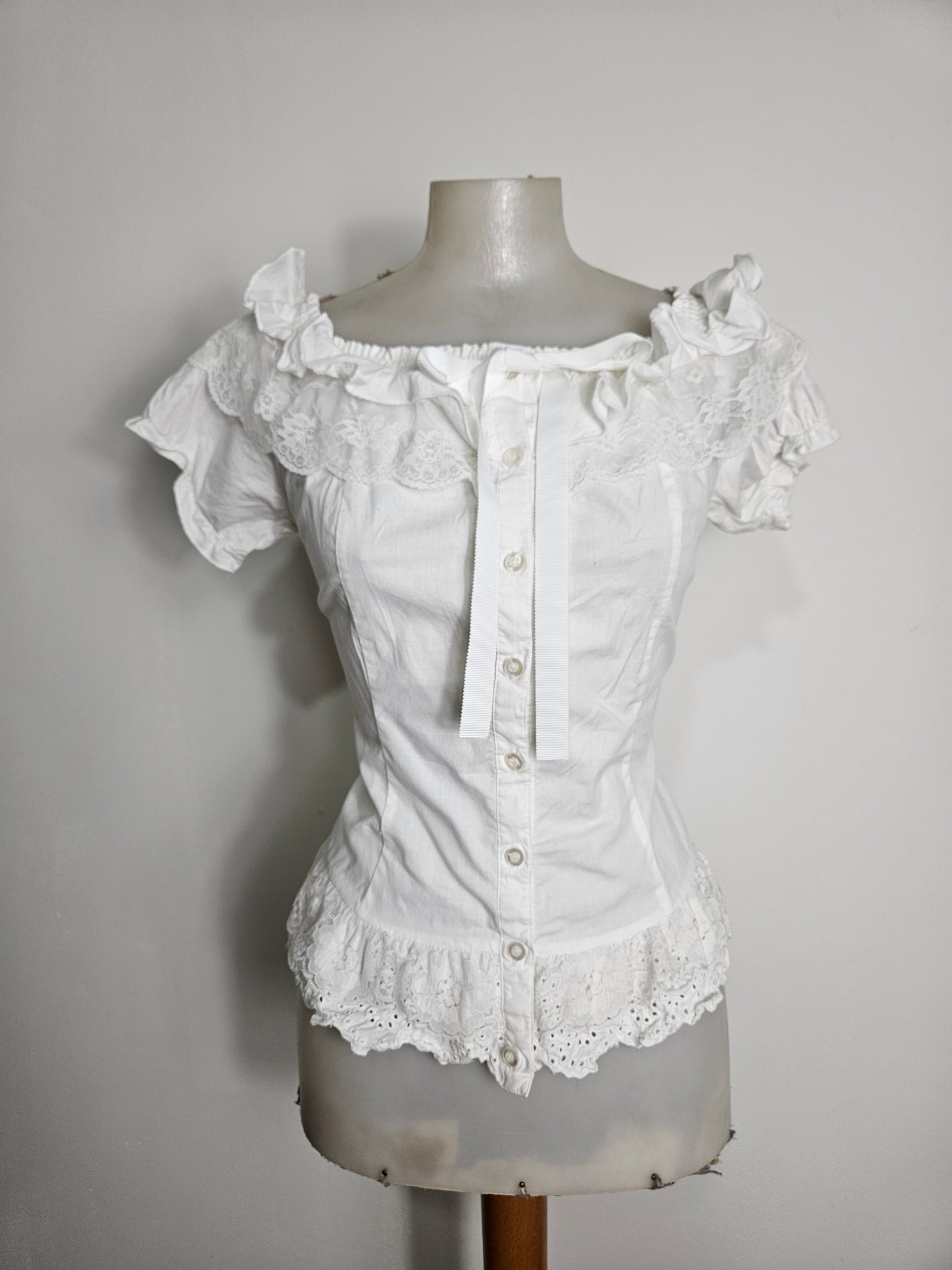 Haut romantique avec manches légèrement bouffantes