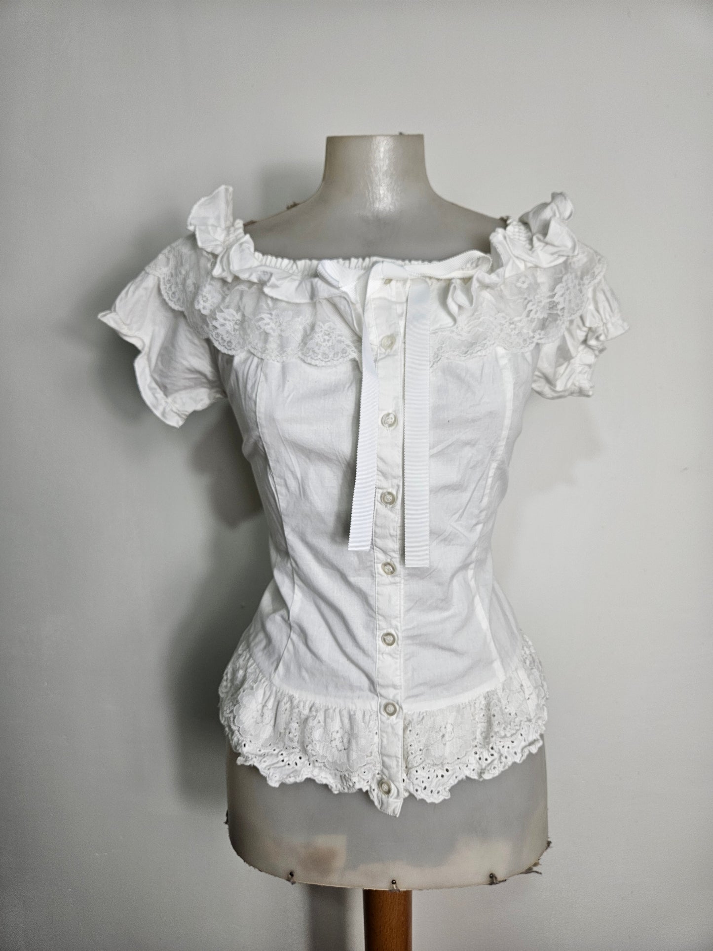 Haut romantique avec manches légèrement bouffantes