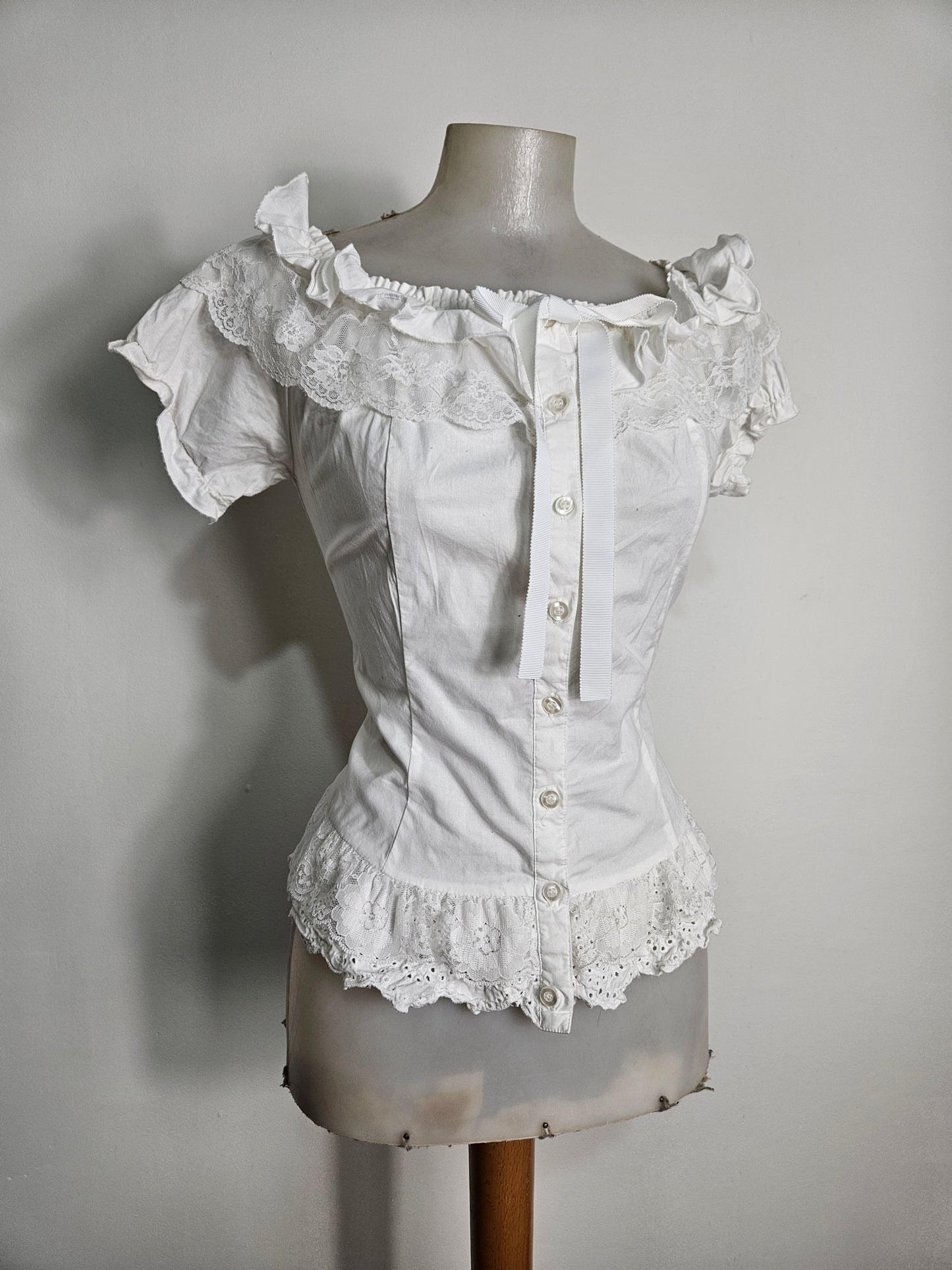 Haut romantique avec manches légèrement bouffantes