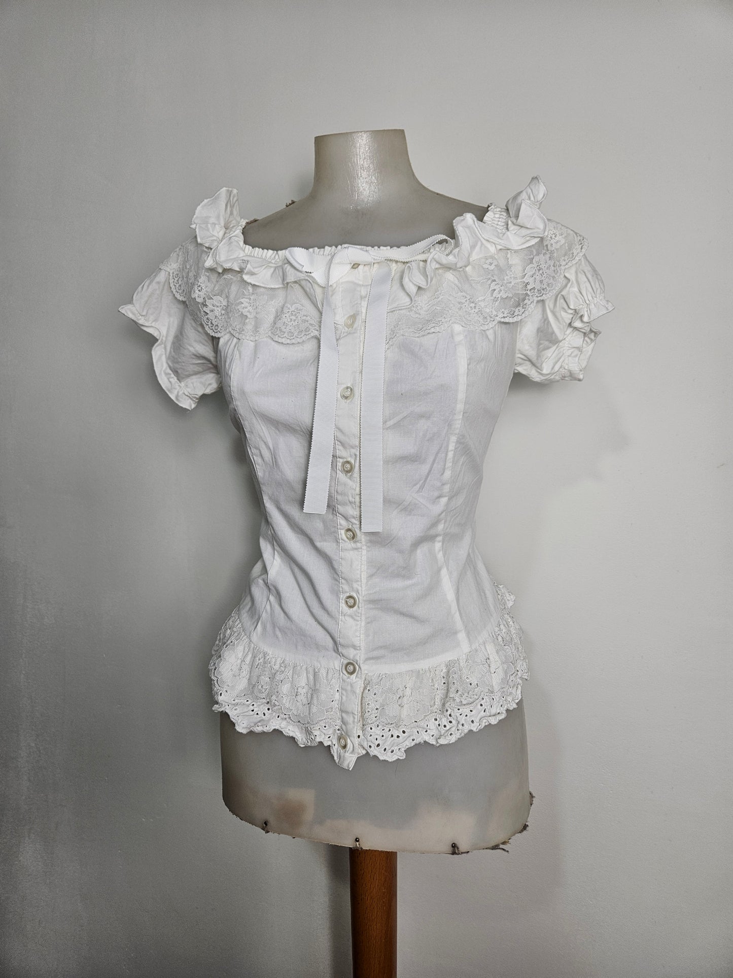 Haut romantique avec manches légèrement bouffantes