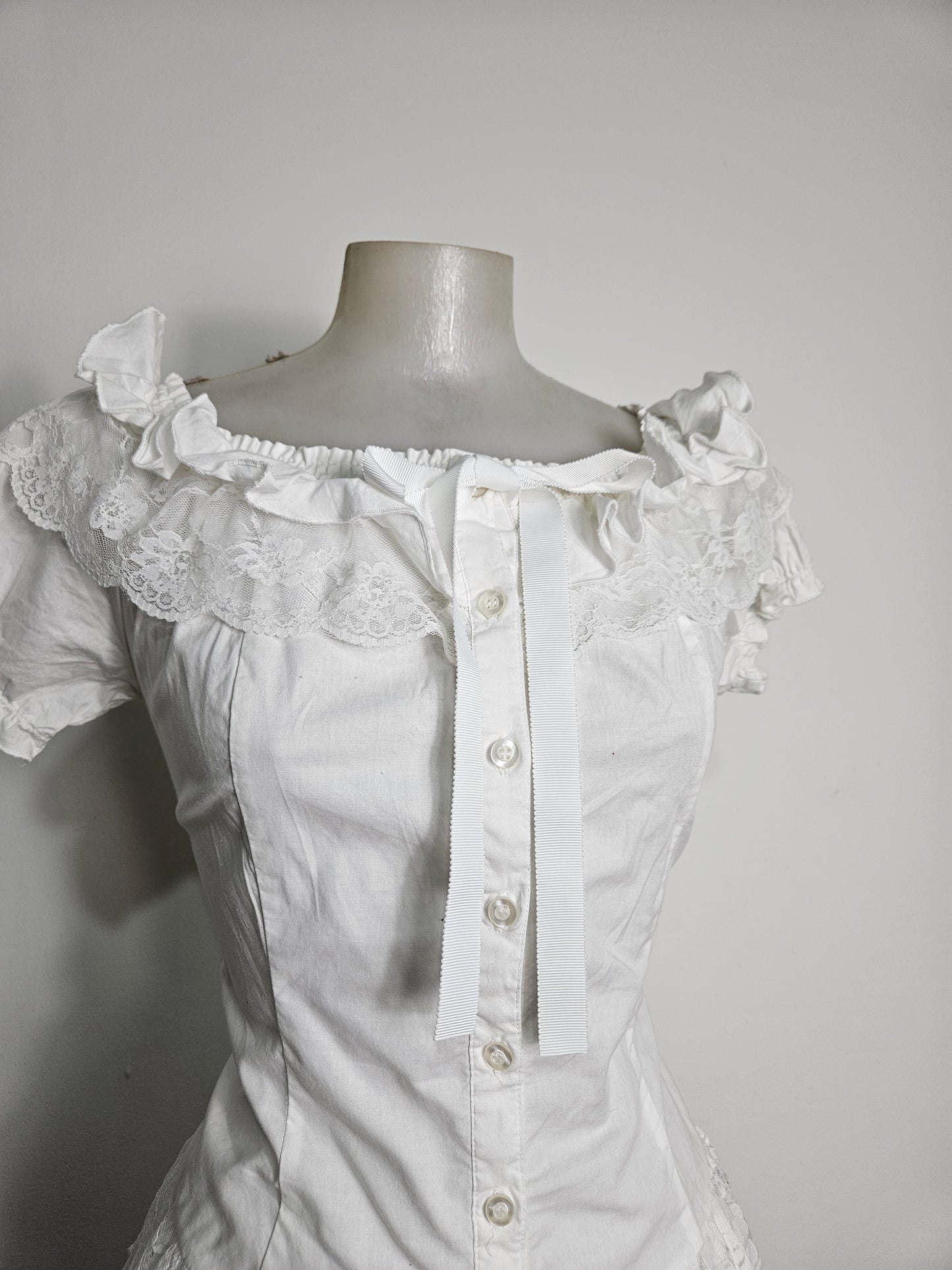 Haut romantique avec manches légèrement bouffantes