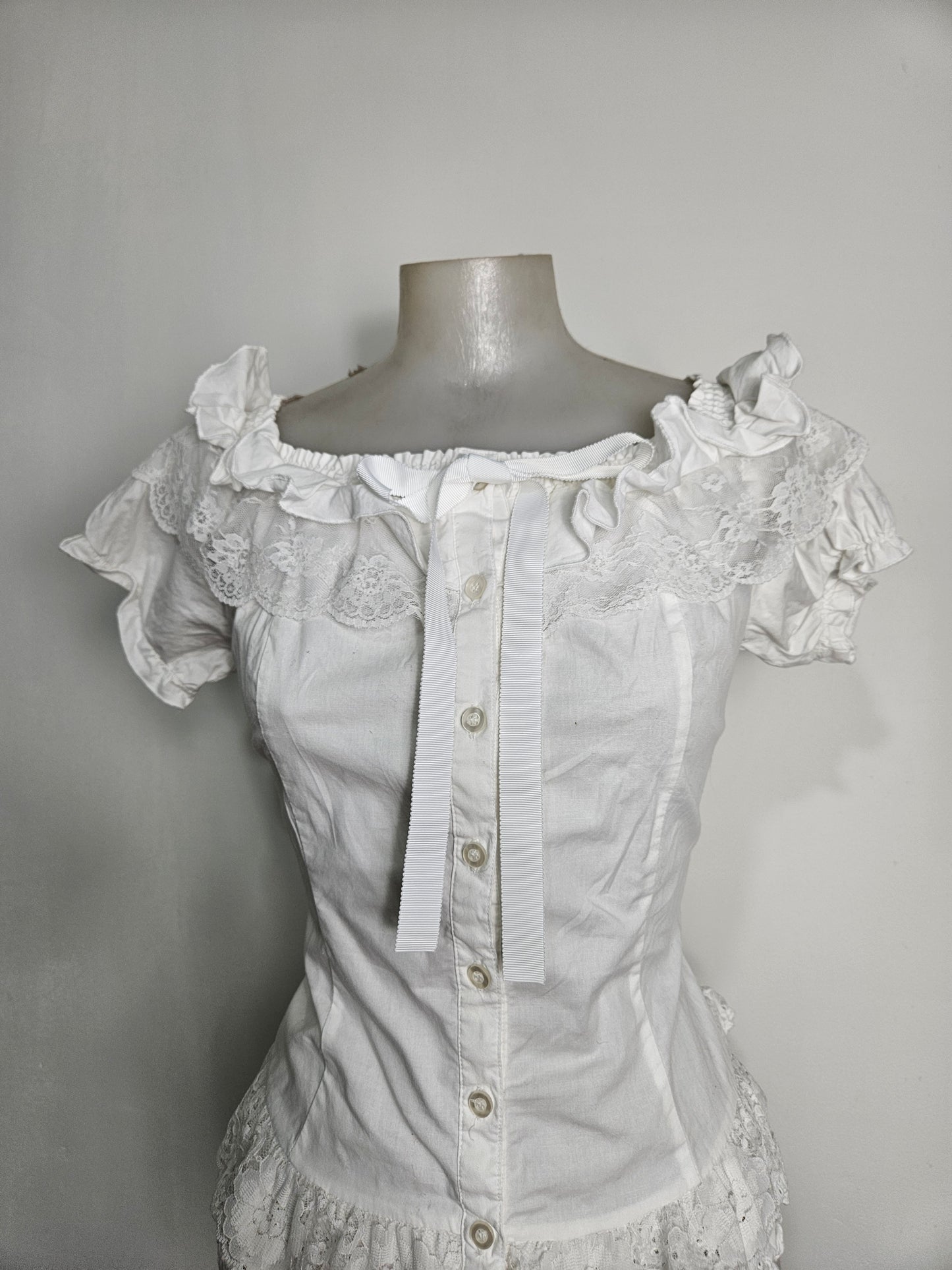 Haut romantique avec manches légèrement bouffantes