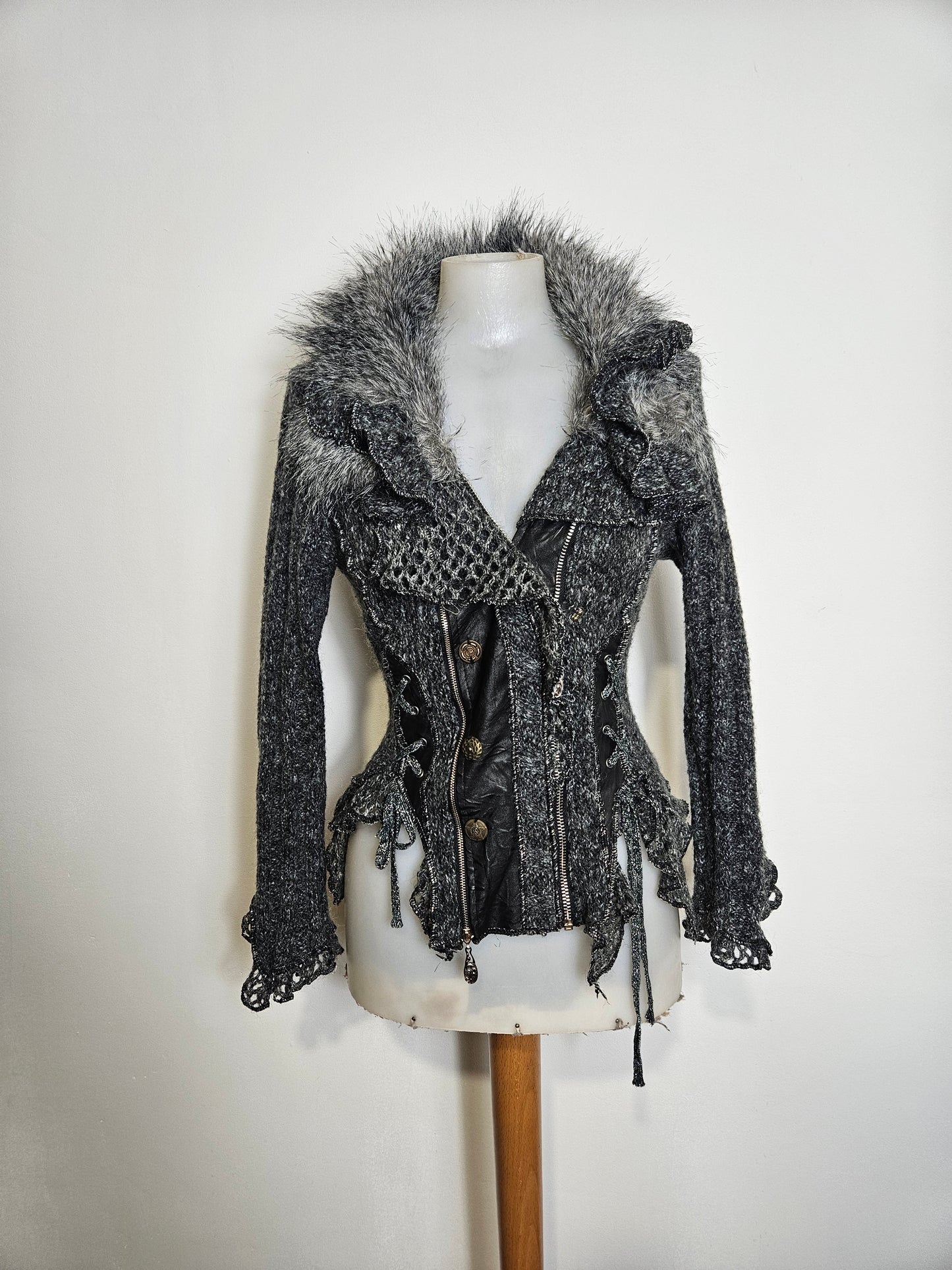 Cardigan épaise laçage et fausse fourrure