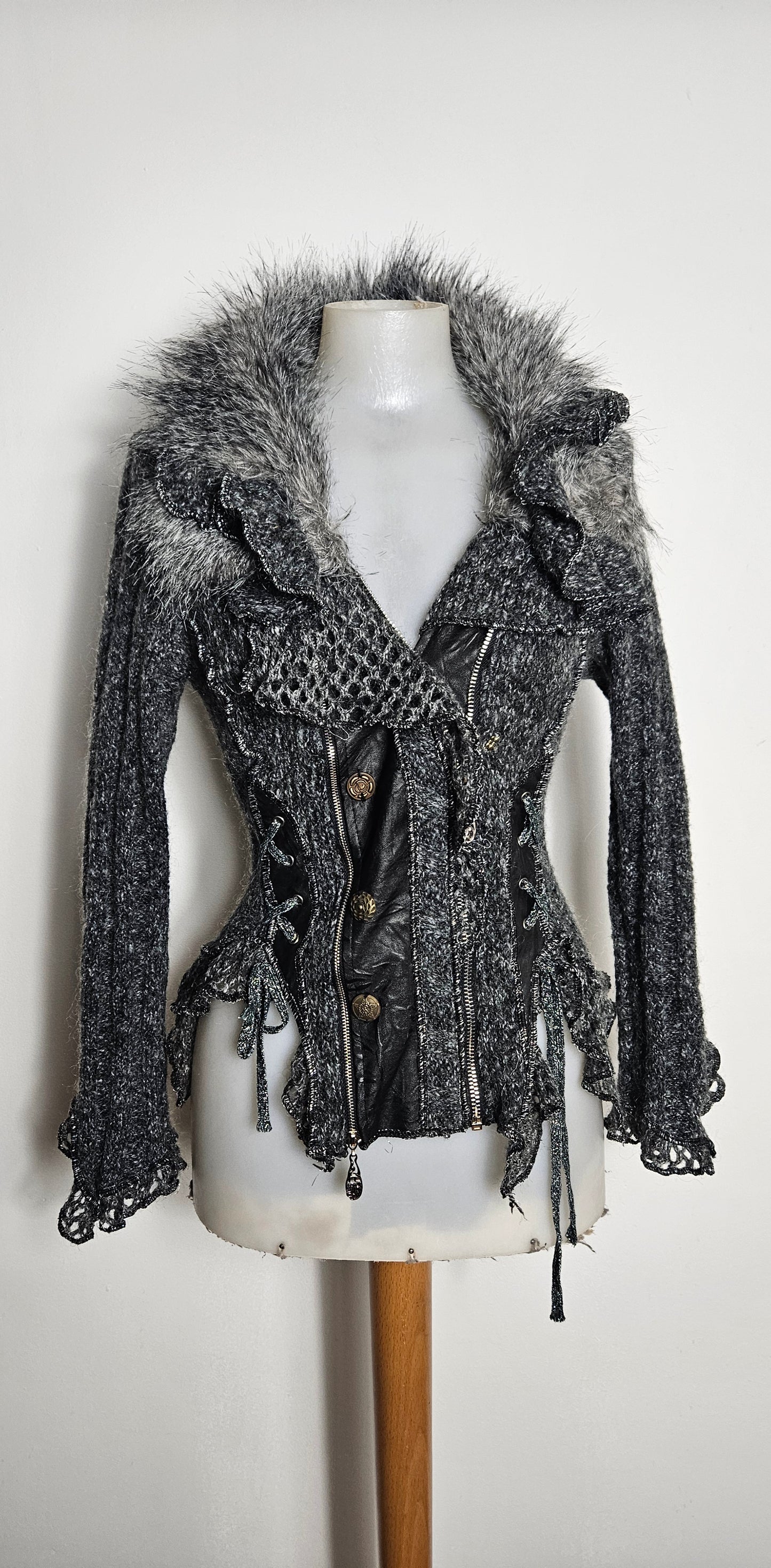 Cardigan épaise laçage et fausse fourrure