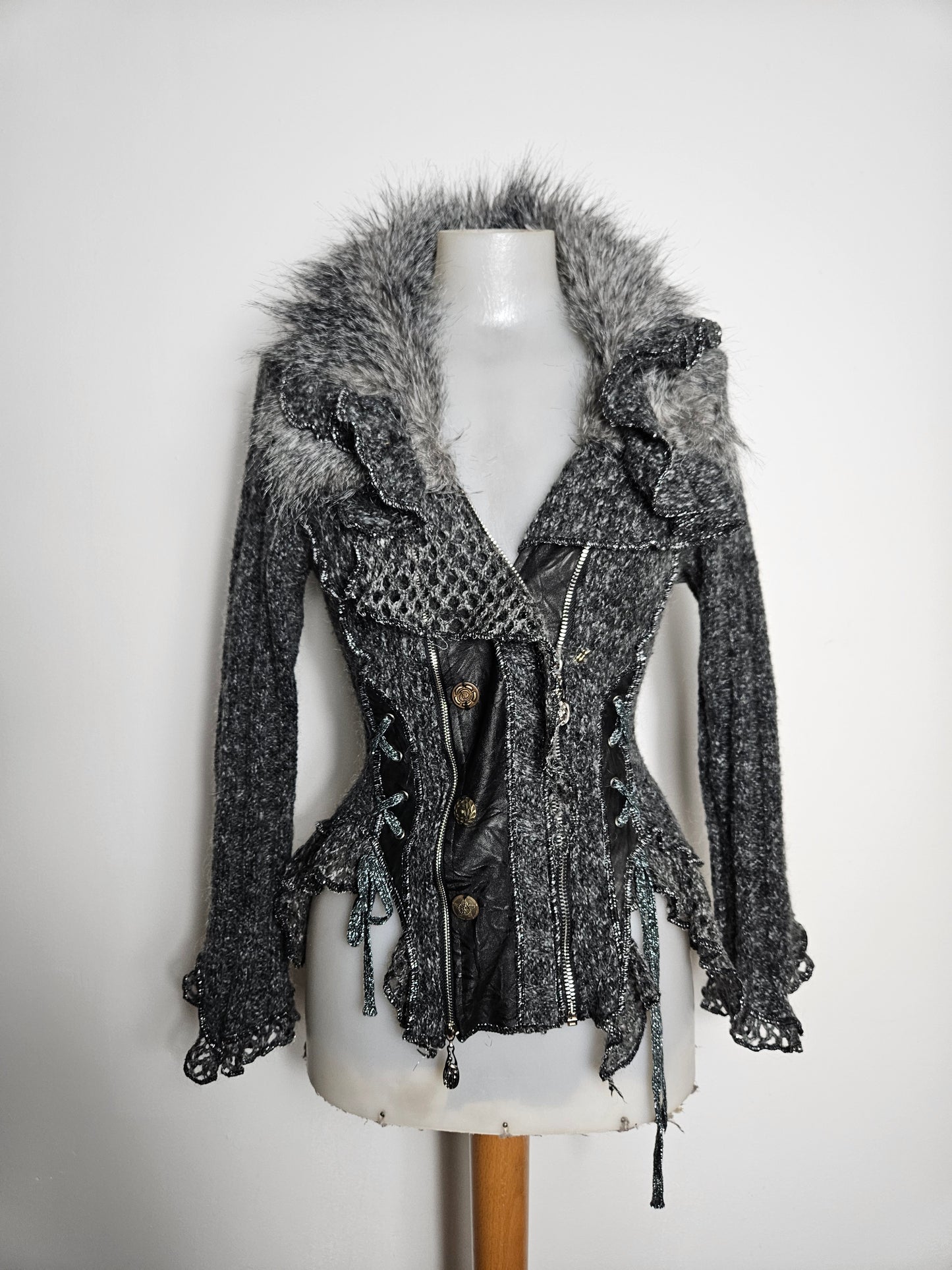 Cardigan épaise laçage et fausse fourrure