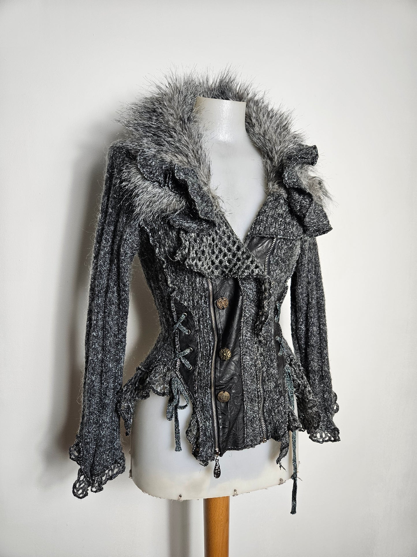 Cardigan épaise laçage et fausse fourrure