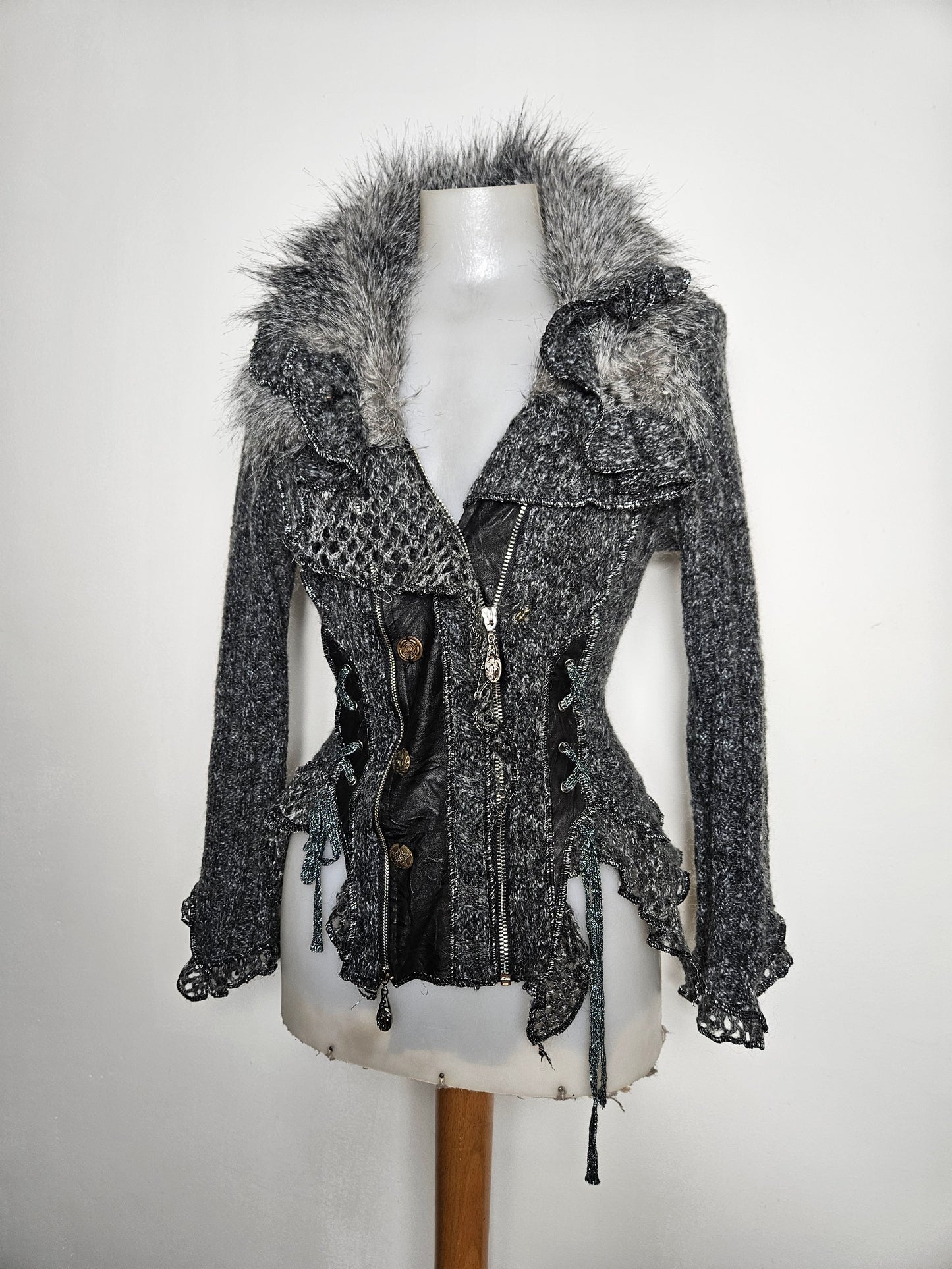 Cardigan épaise laçage et fausse fourrure