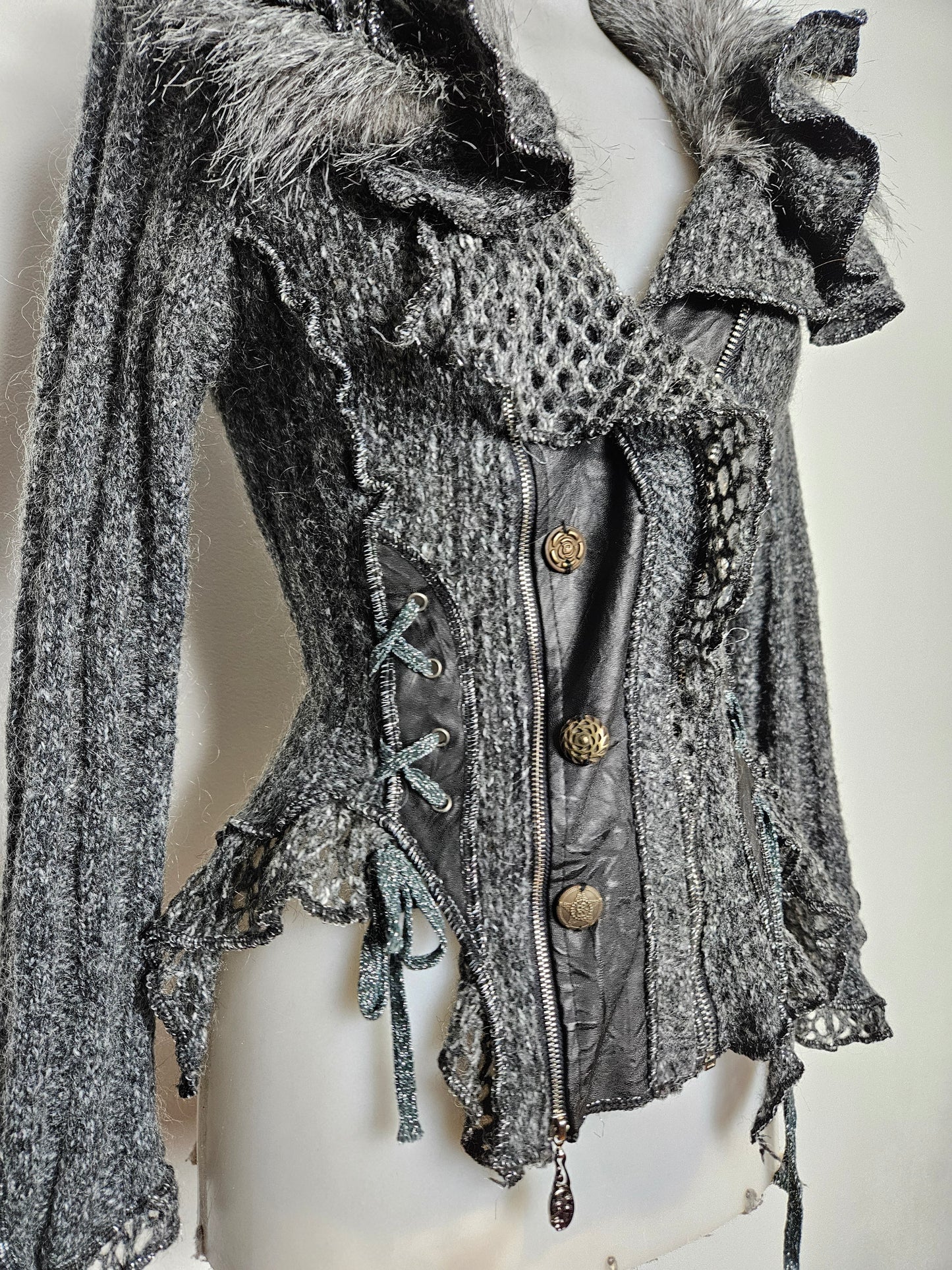 Cardigan épaise laçage et fausse fourrure