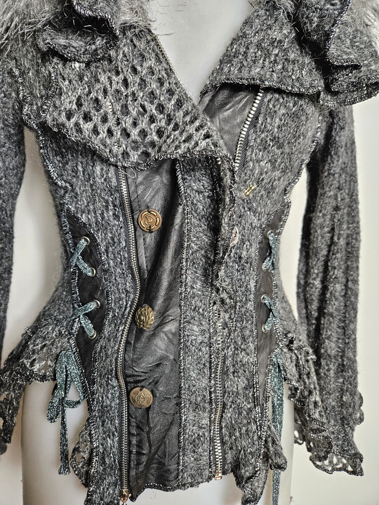 Cardigan épaise laçage et fausse fourrure