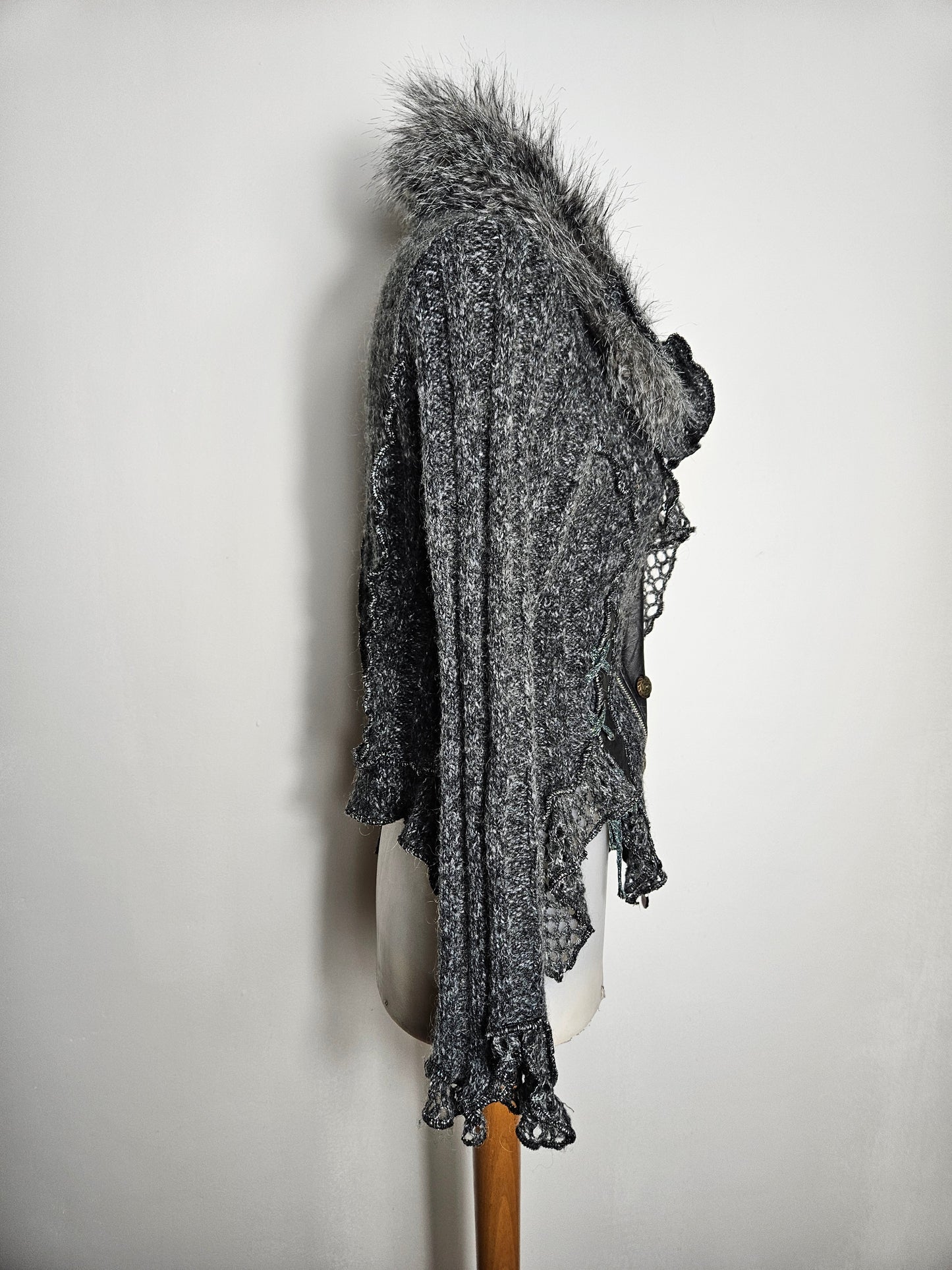 Cardigan épaise laçage et fausse fourrure