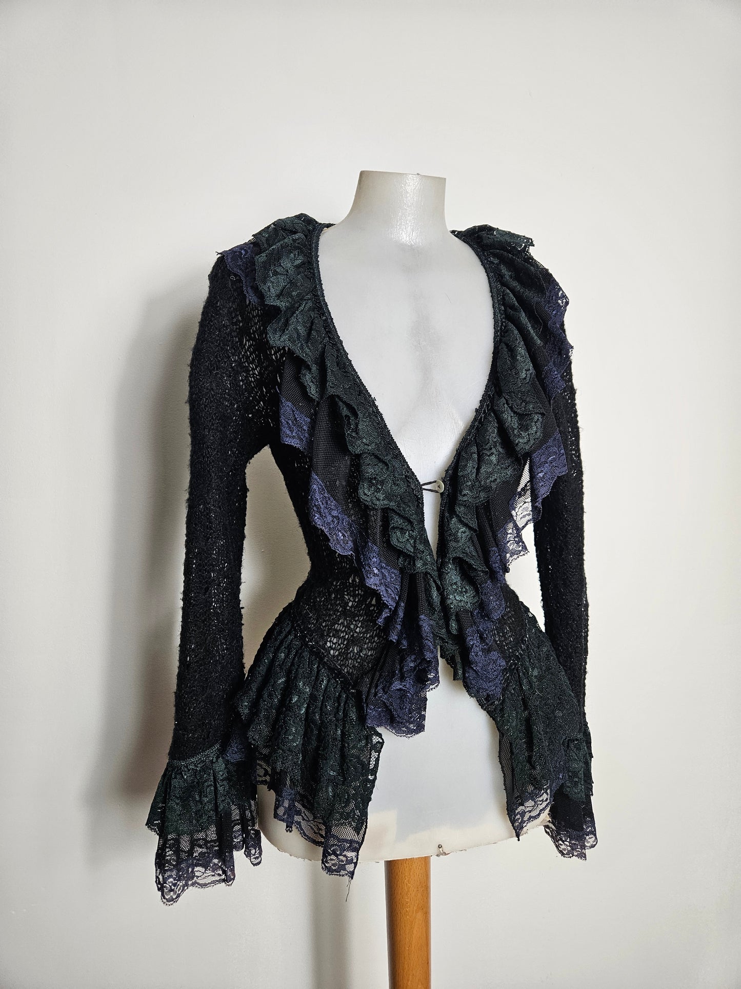Cardigan en crochet bleu et noir