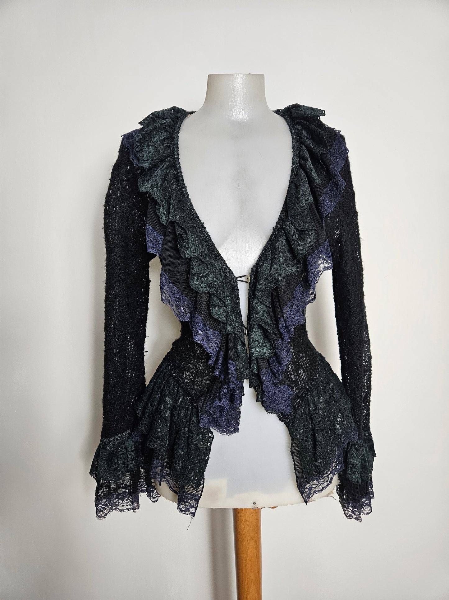 Cardigan en crochet bleu et noir