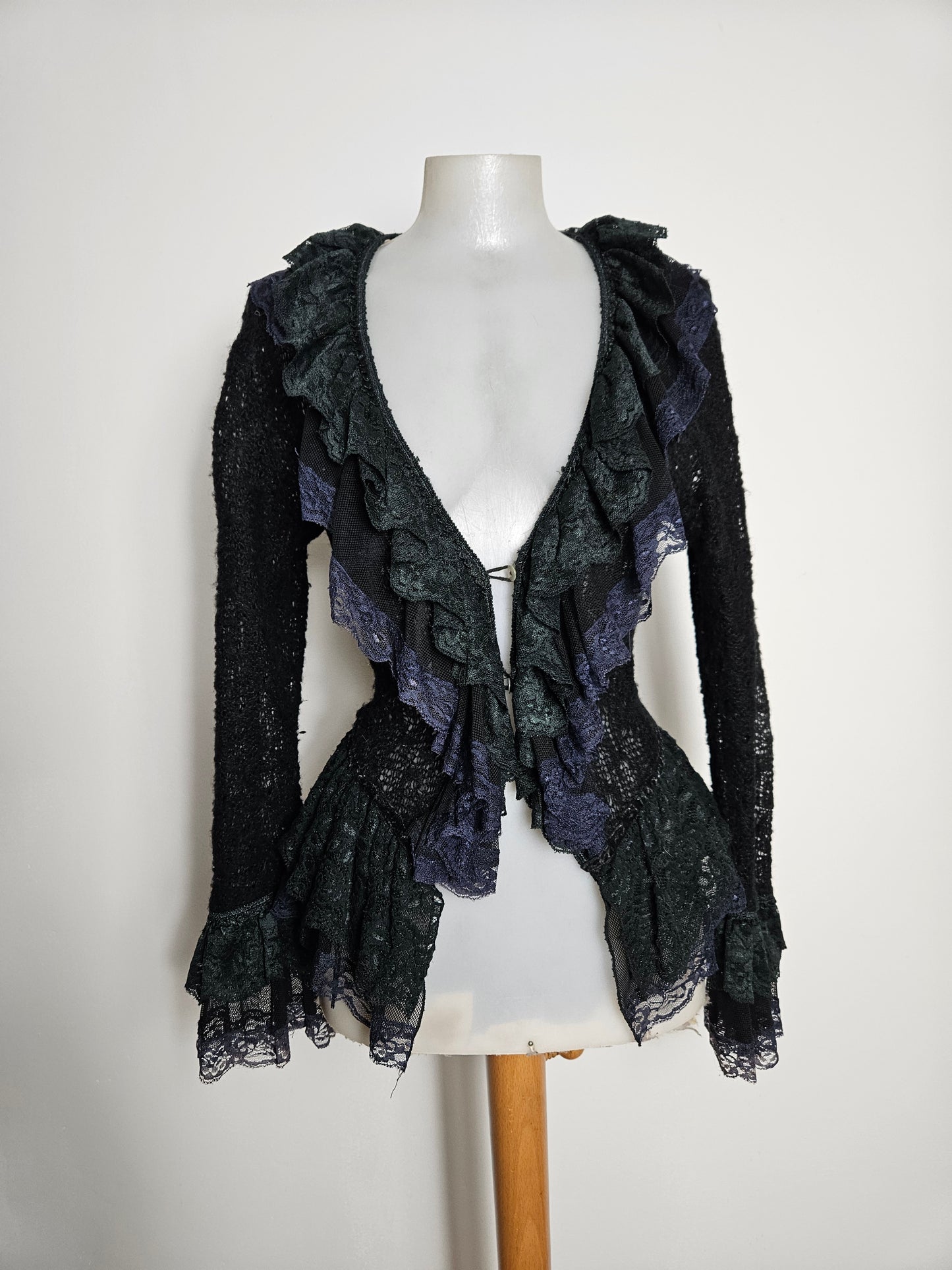 Cardigan en crochet bleu et noir