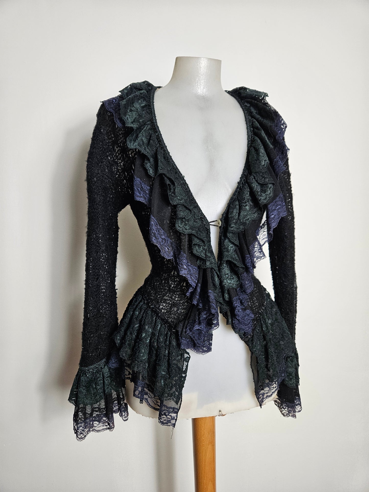 Cardigan en crochet bleu et noir