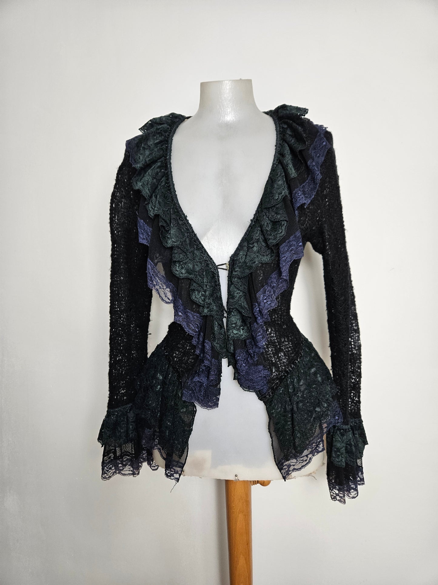 Cardigan en crochet bleu et noir