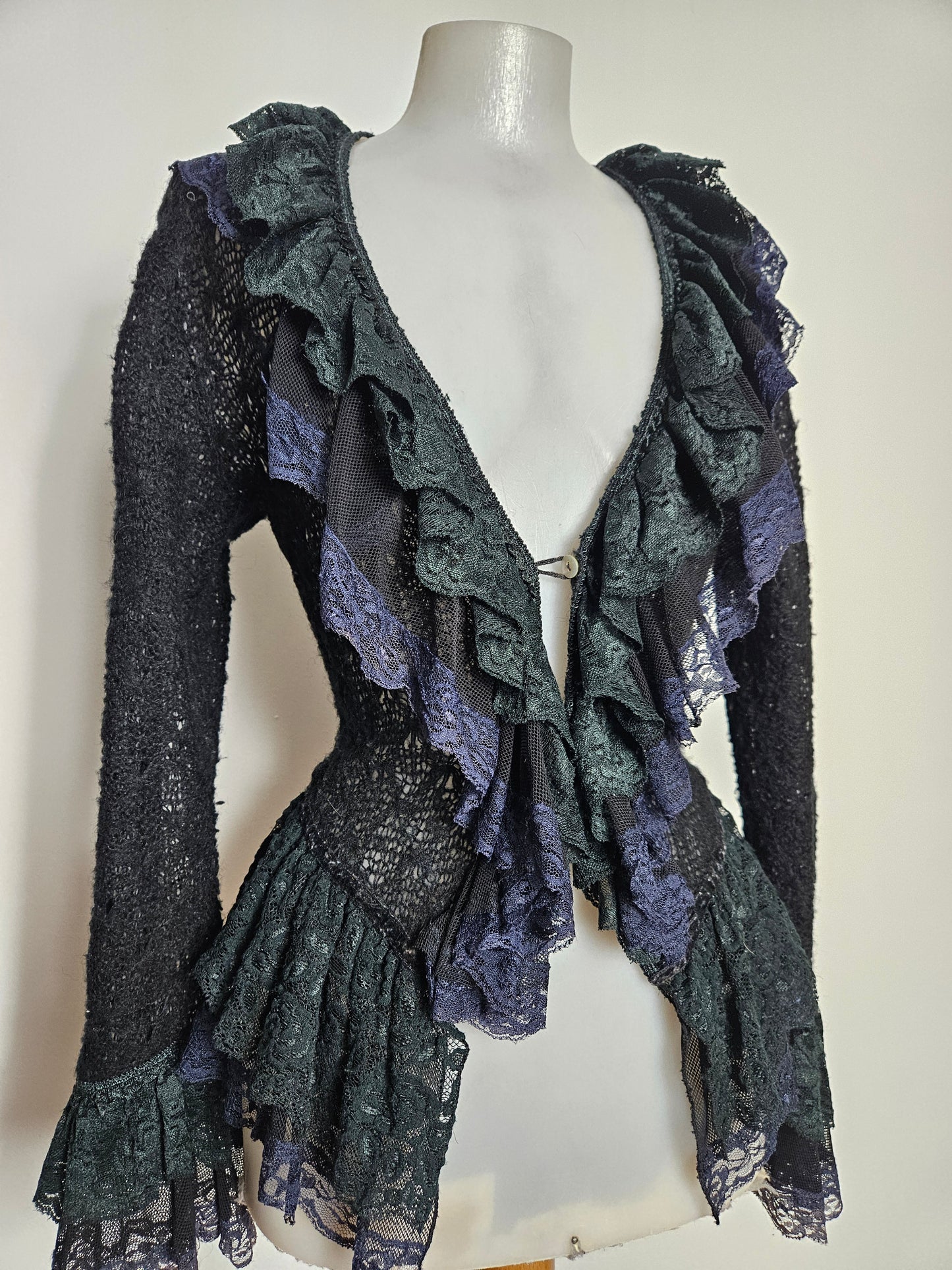 Cardigan en crochet bleu et noir