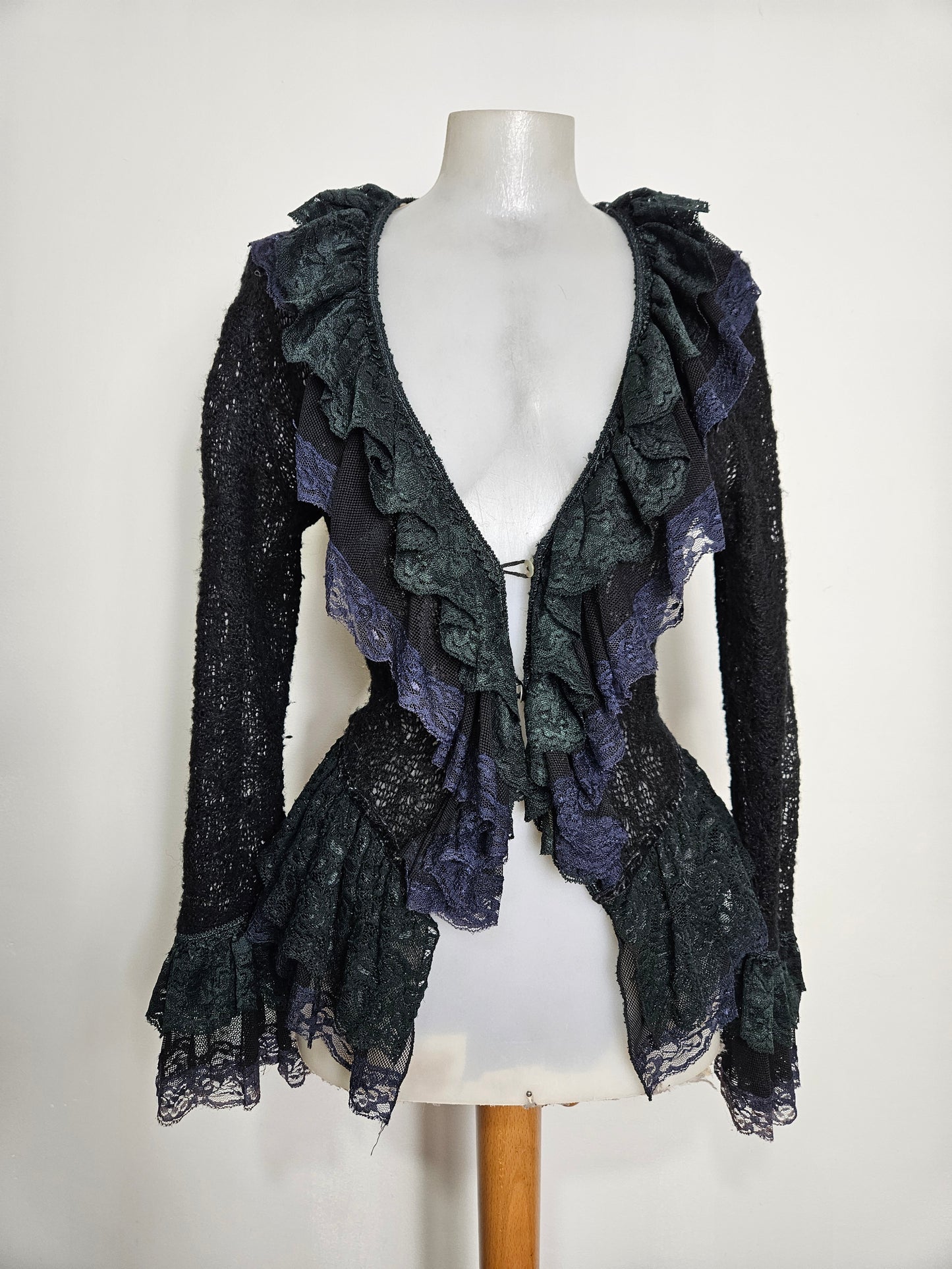 Cardigan en crochet bleu et noir