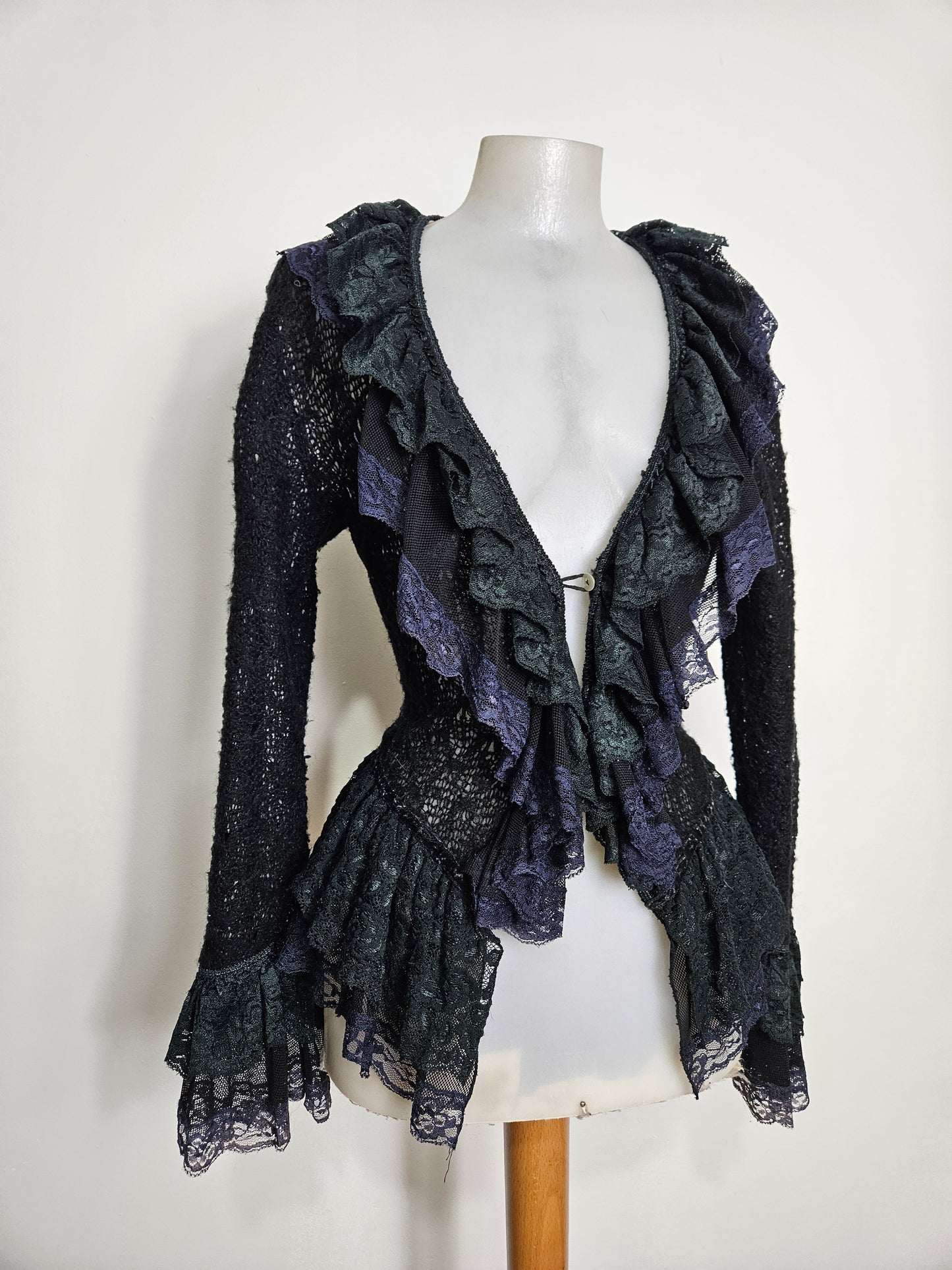 Cardigan en crochet bleu et noir