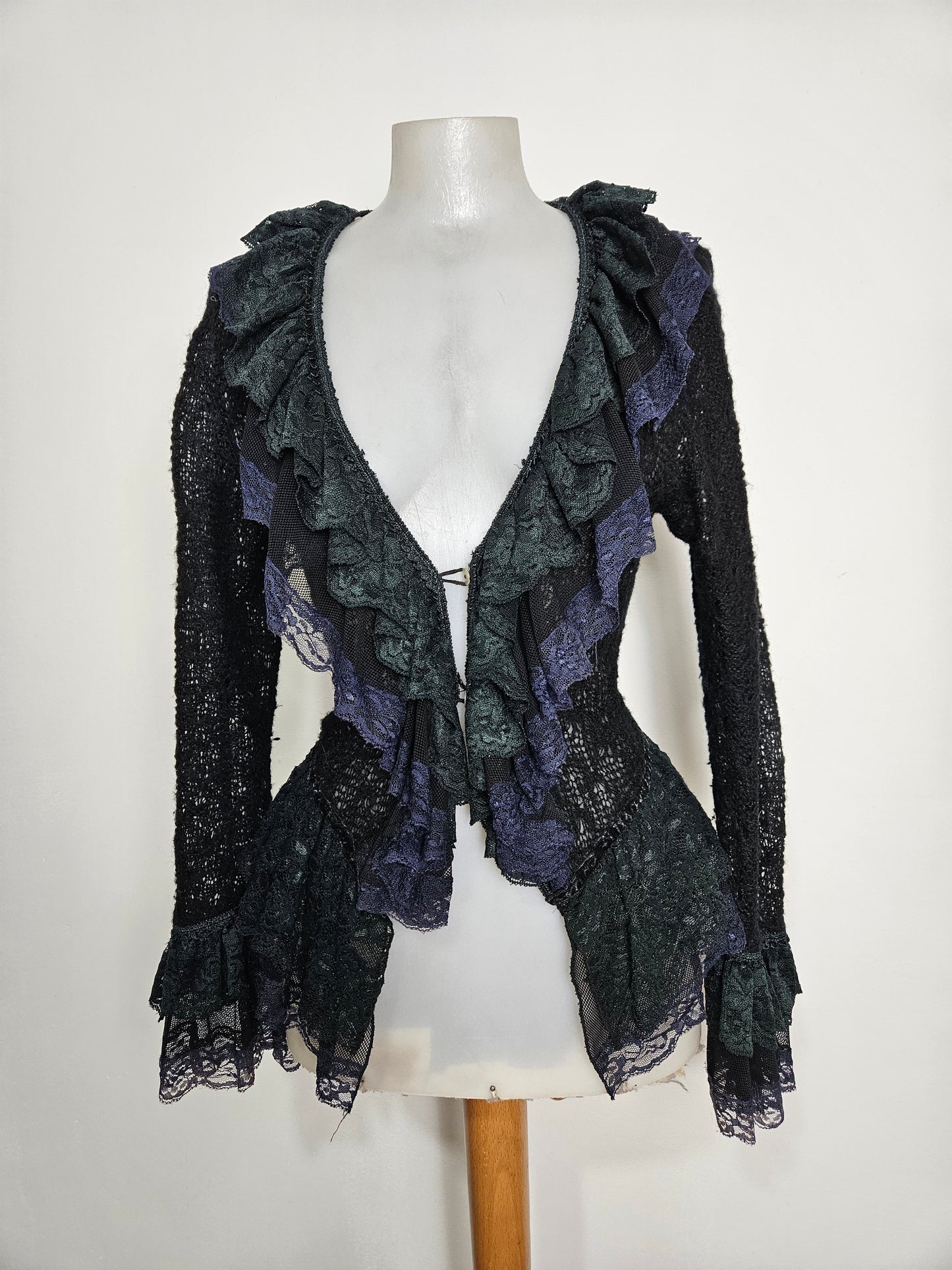 Cardigan en crochet bleu et noir