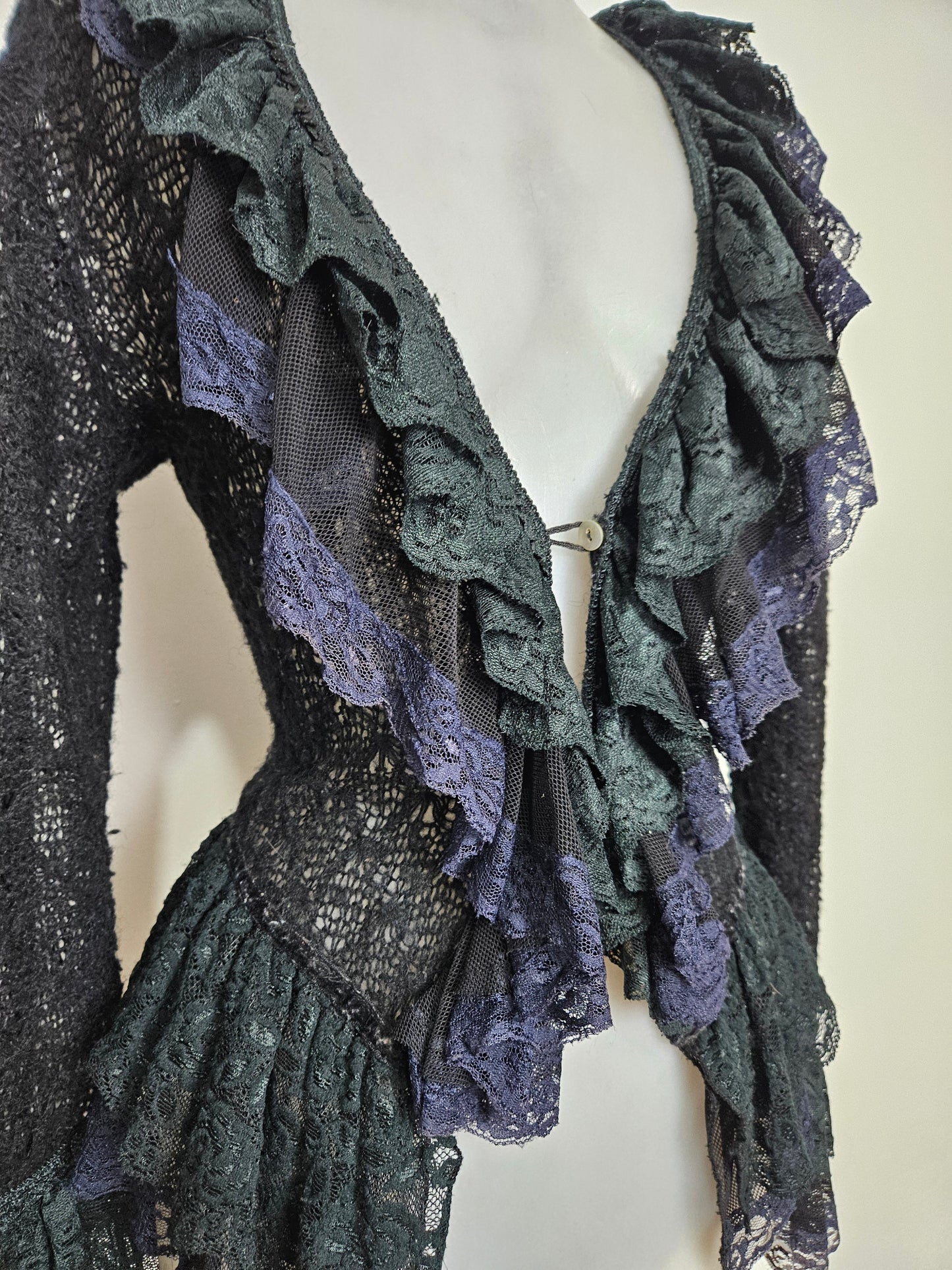 Cardigan en crochet bleu et noir