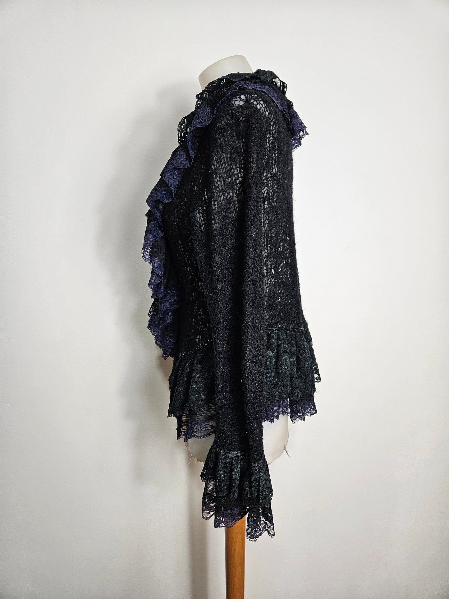 Cardigan en crochet bleu et noir