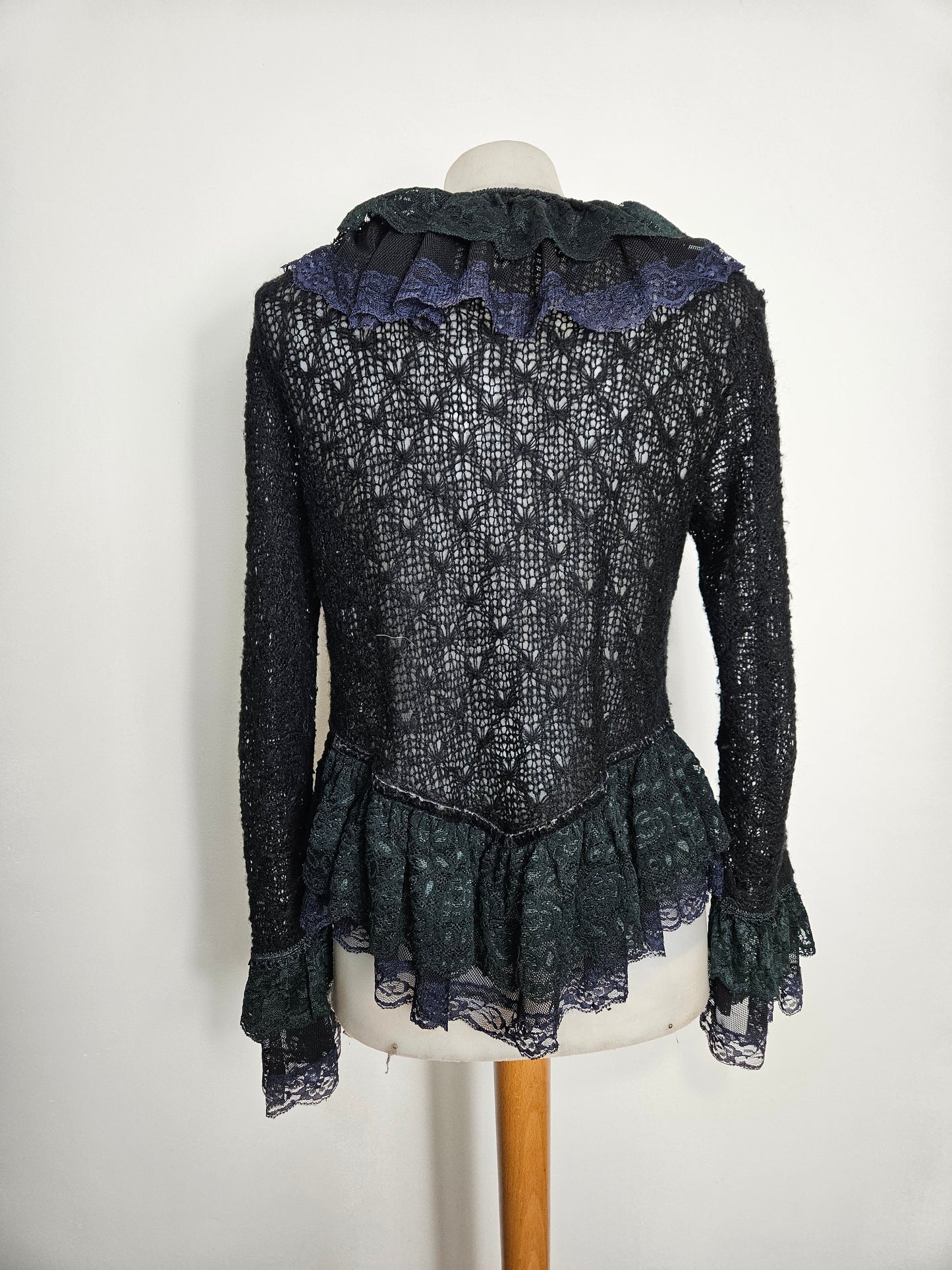 Cardigan en crochet bleu et noir