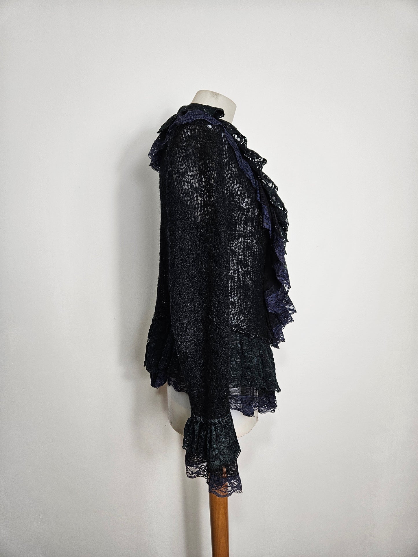 Cardigan en crochet bleu et noir