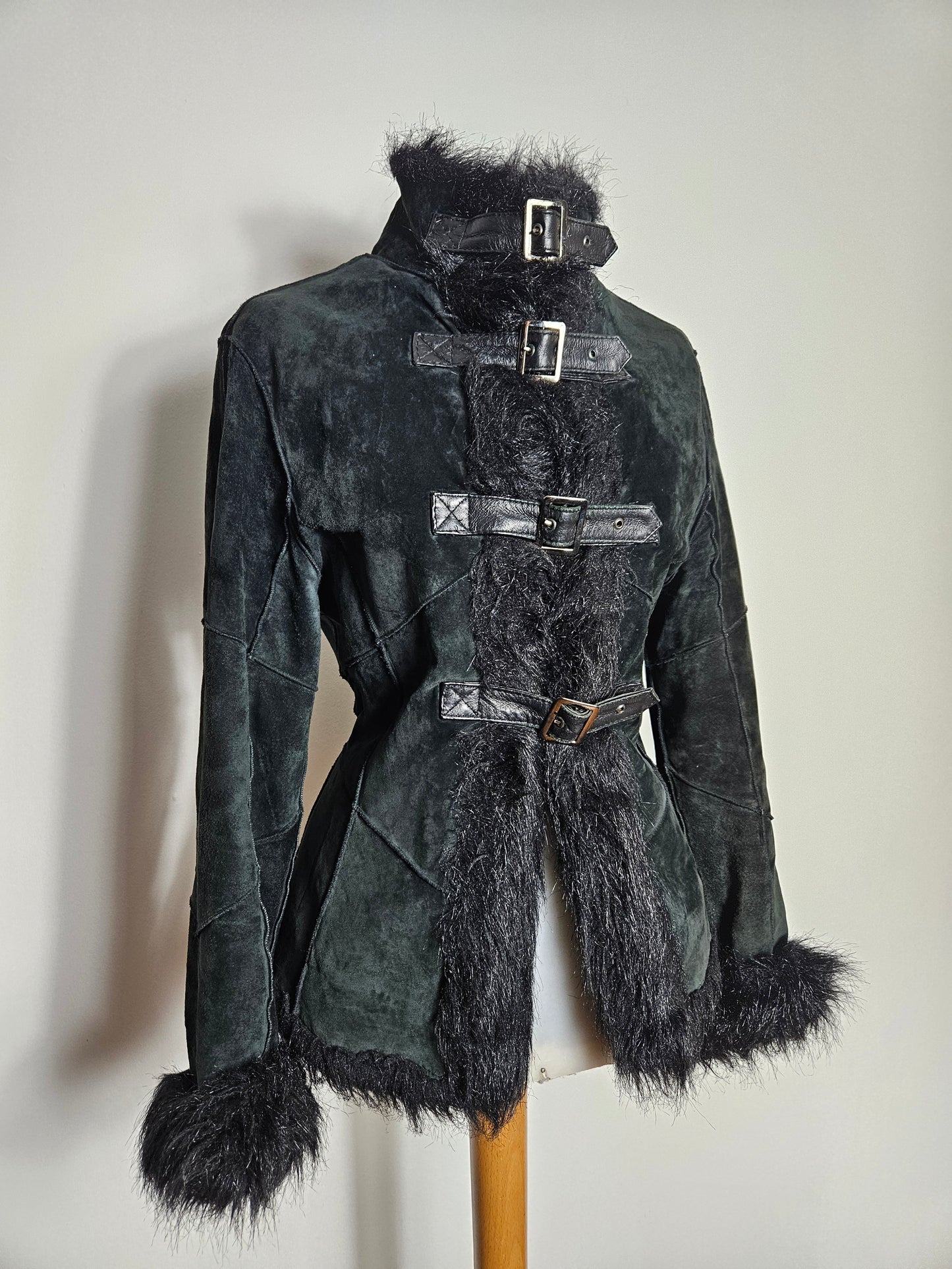 Manteau en cuir et fausse fourrure