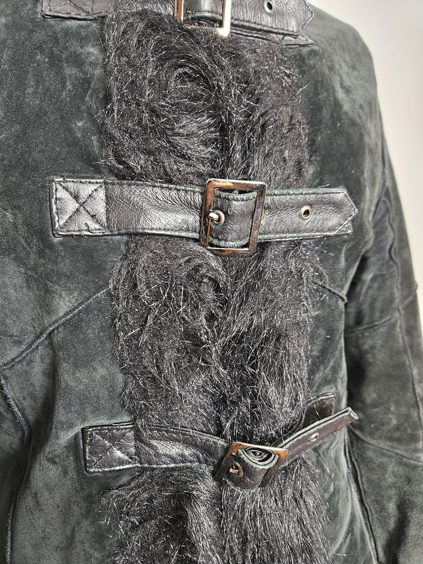 Manteau en cuir et fausse fourrure