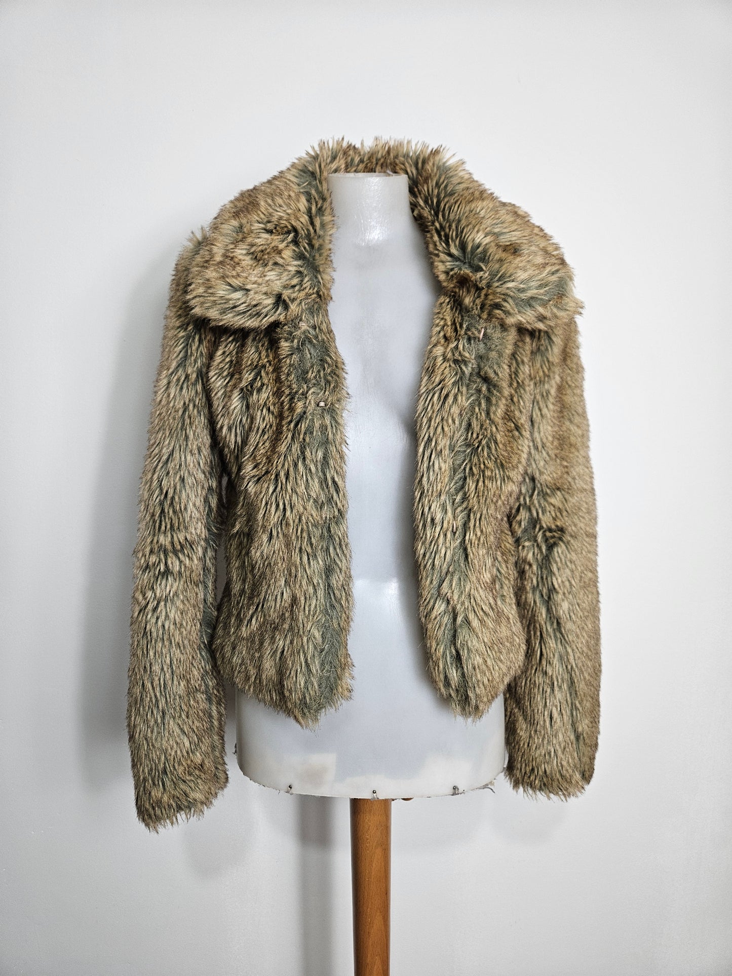 Manteau court en fausse fourrure à reflets